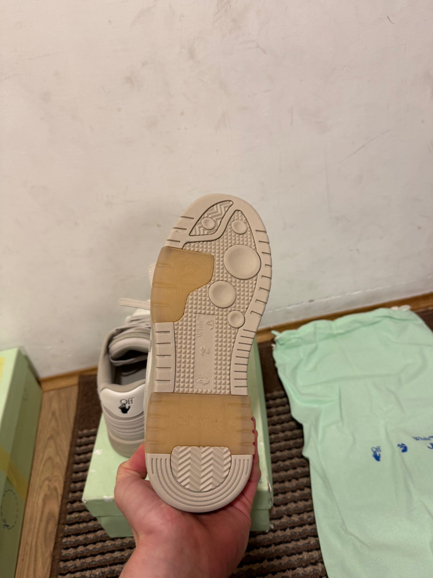 Off White Out of Office Broj 38(Odmah dostupno)