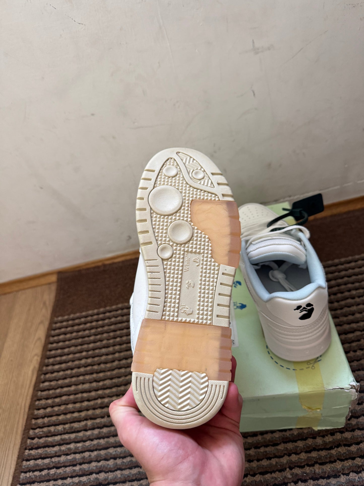 Off White Out of Office Broj 40(Odmah dostupno)