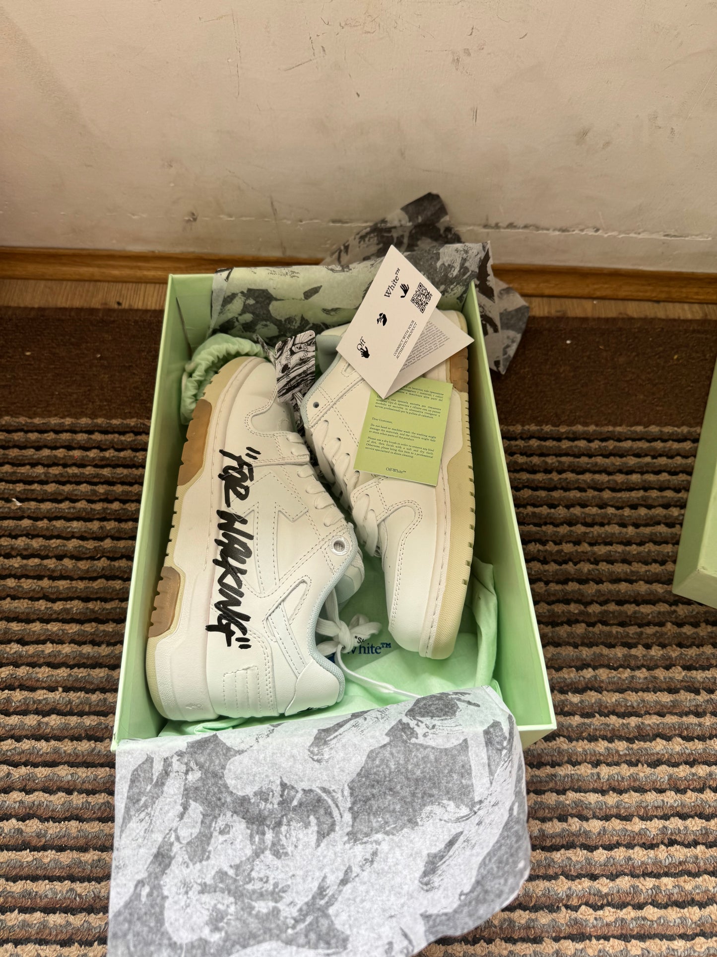 Off White Out of Office Broj 38(Odmah dostupno)