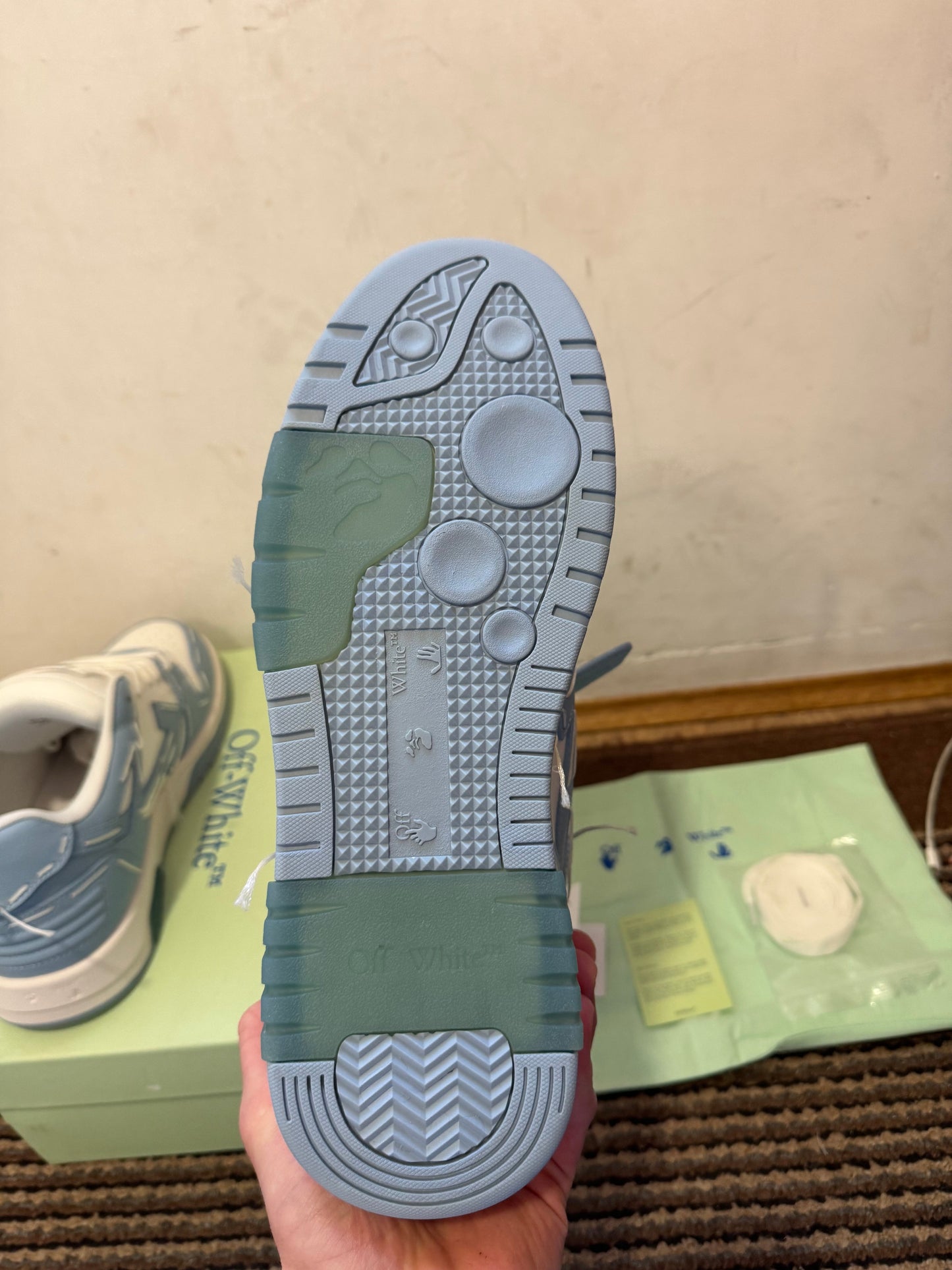 Off White Out of Office Broj 43(Odmah dostupno)