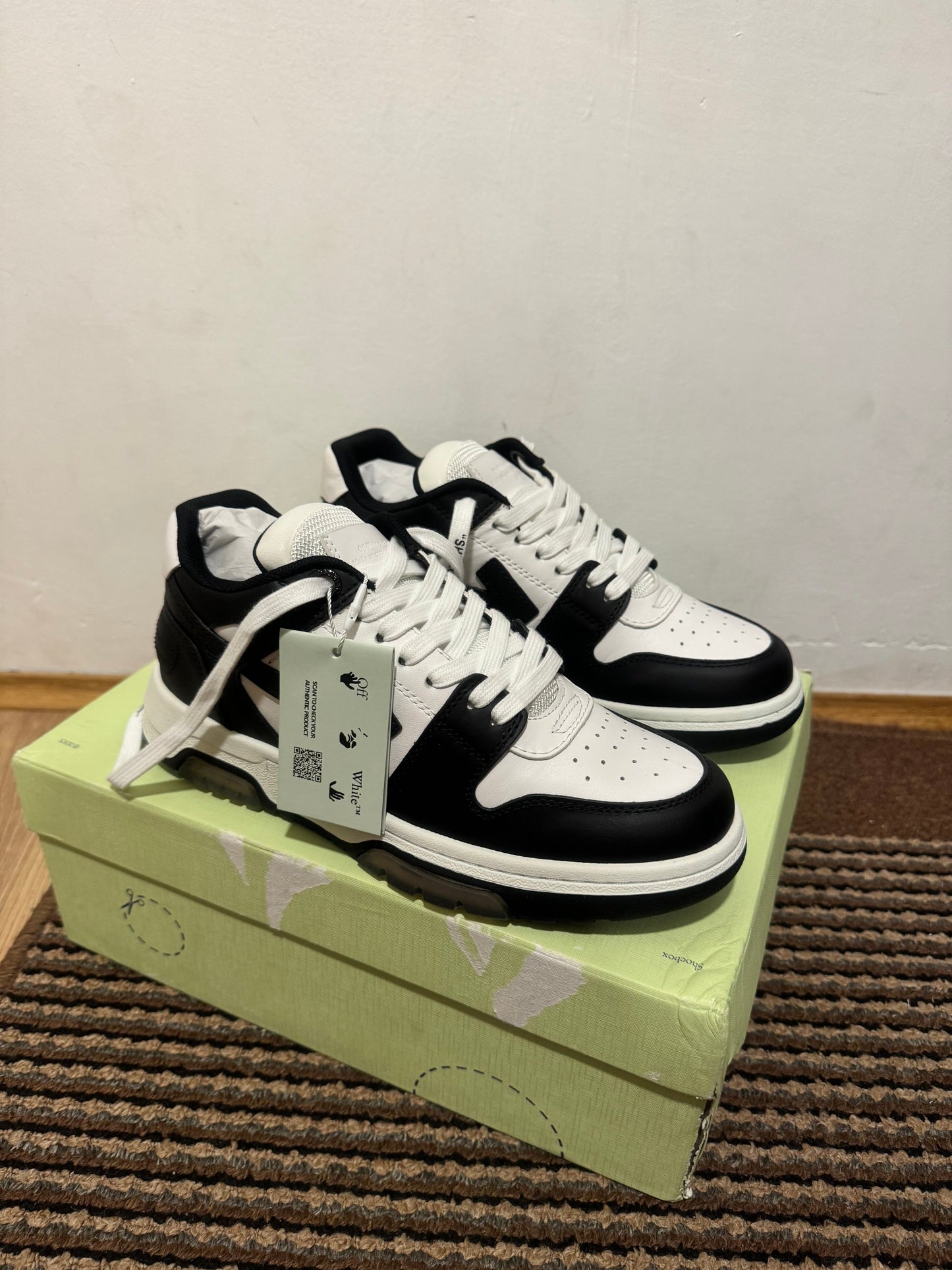 Off White Out of Office Broj 39(Odmah dostupno)