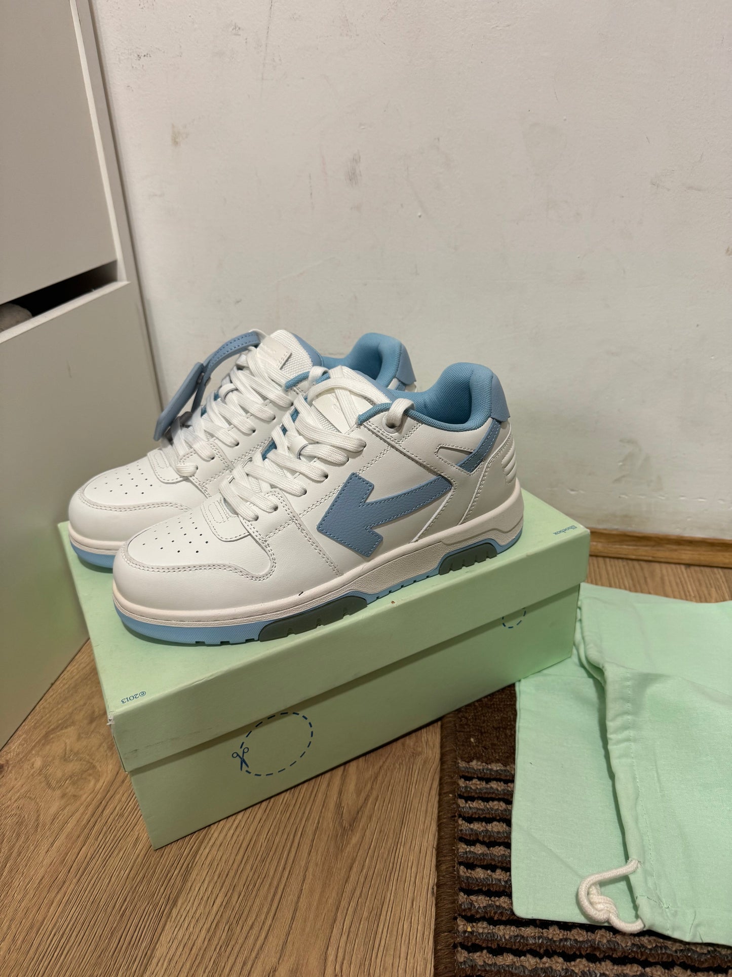 Off White Out of Office Broj 41,47(Odmah dostupno)