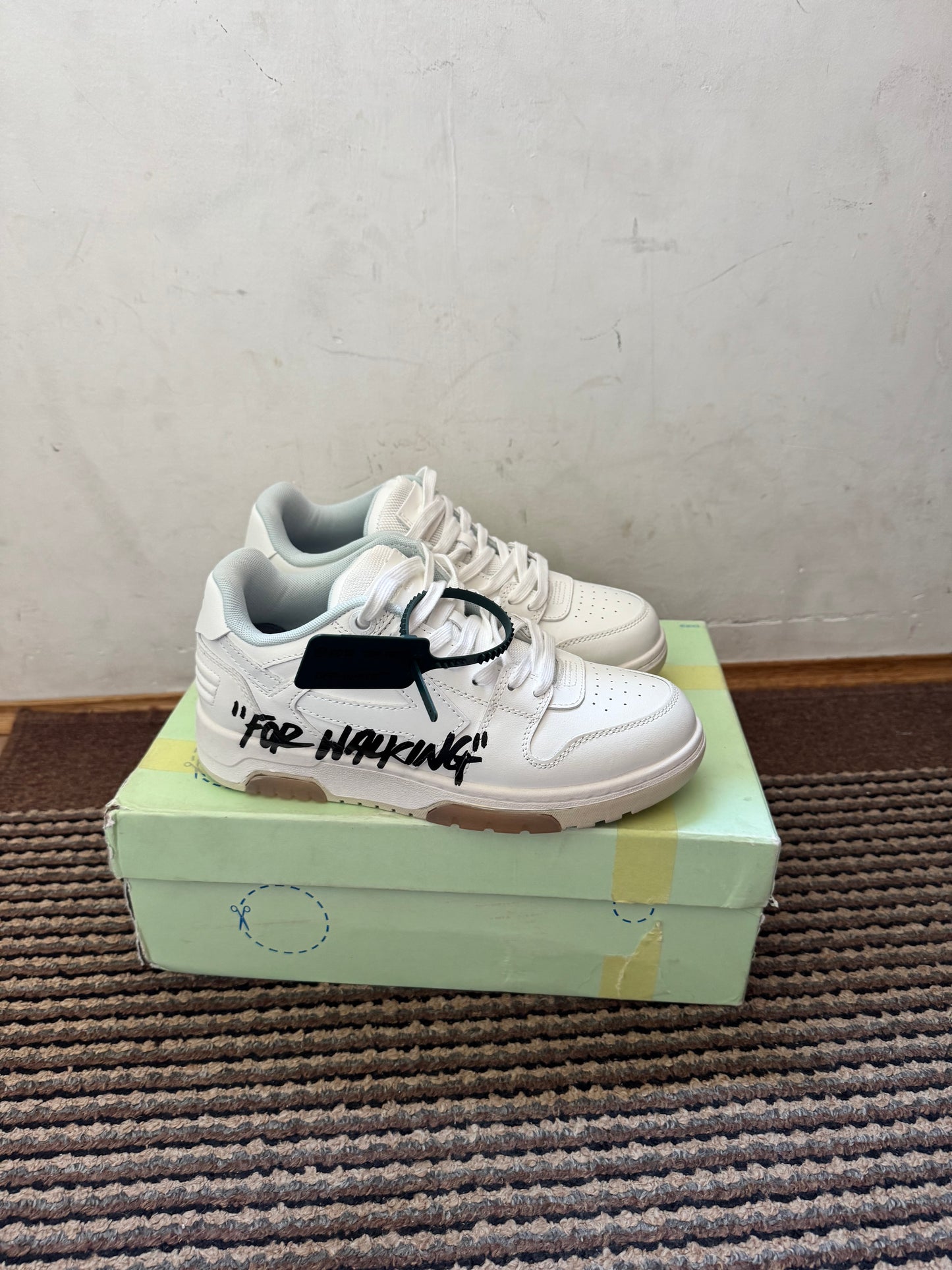 Off White Out of Office Broj 40(Odmah dostupno)