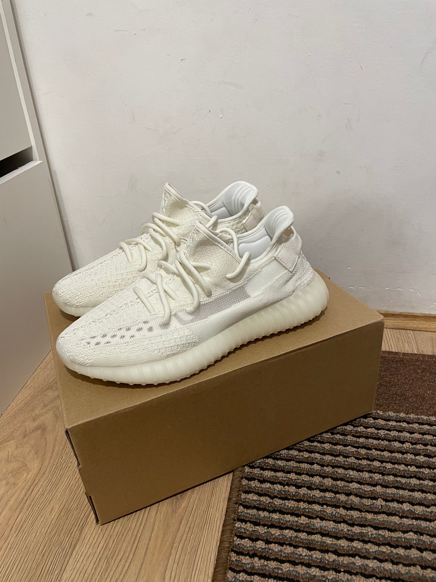 Yeezy 350 Bone Broj 37,44,46(Odmah dostupno)
