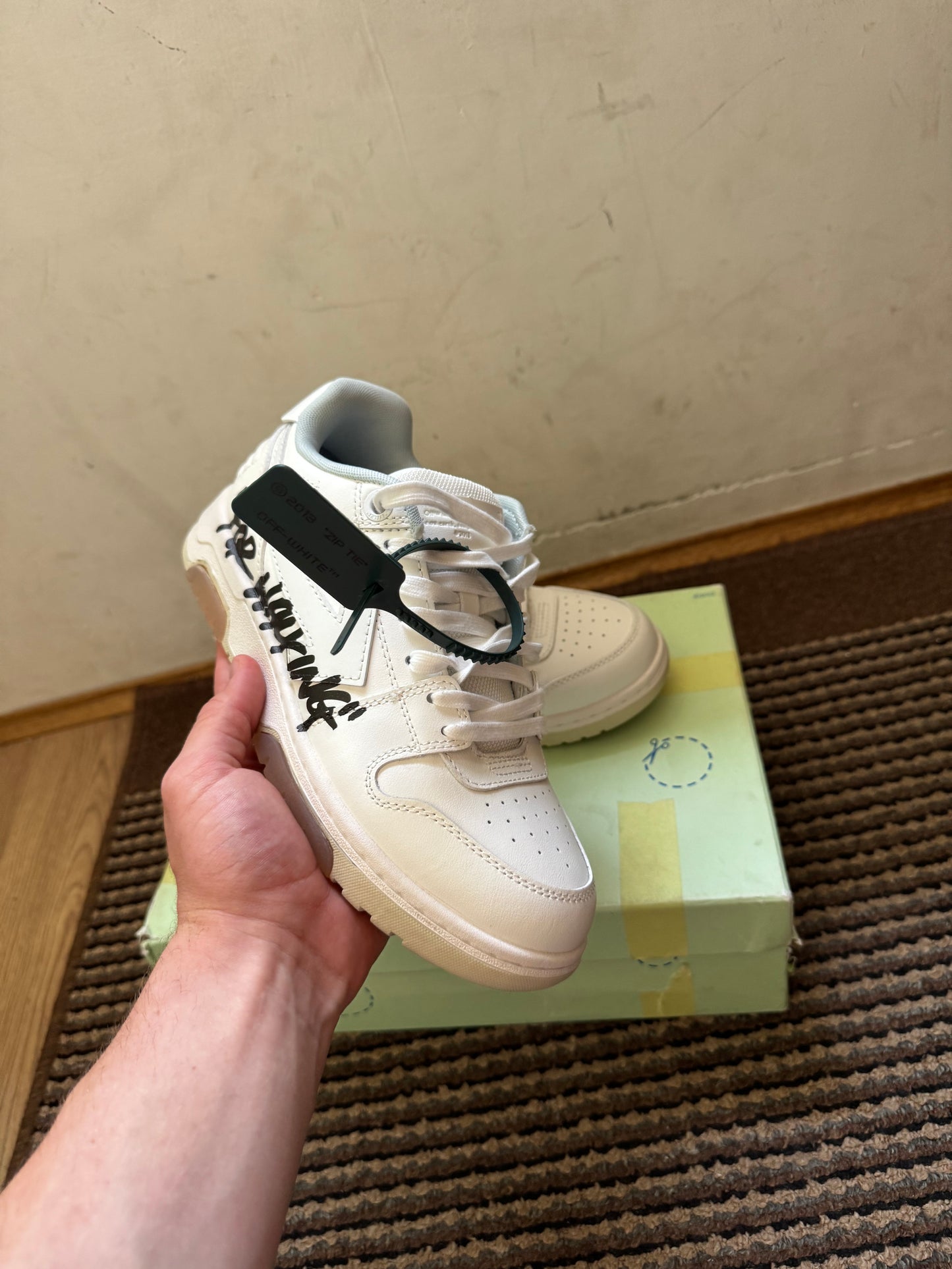 Off White Out of Office Broj 40(Odmah dostupno)
