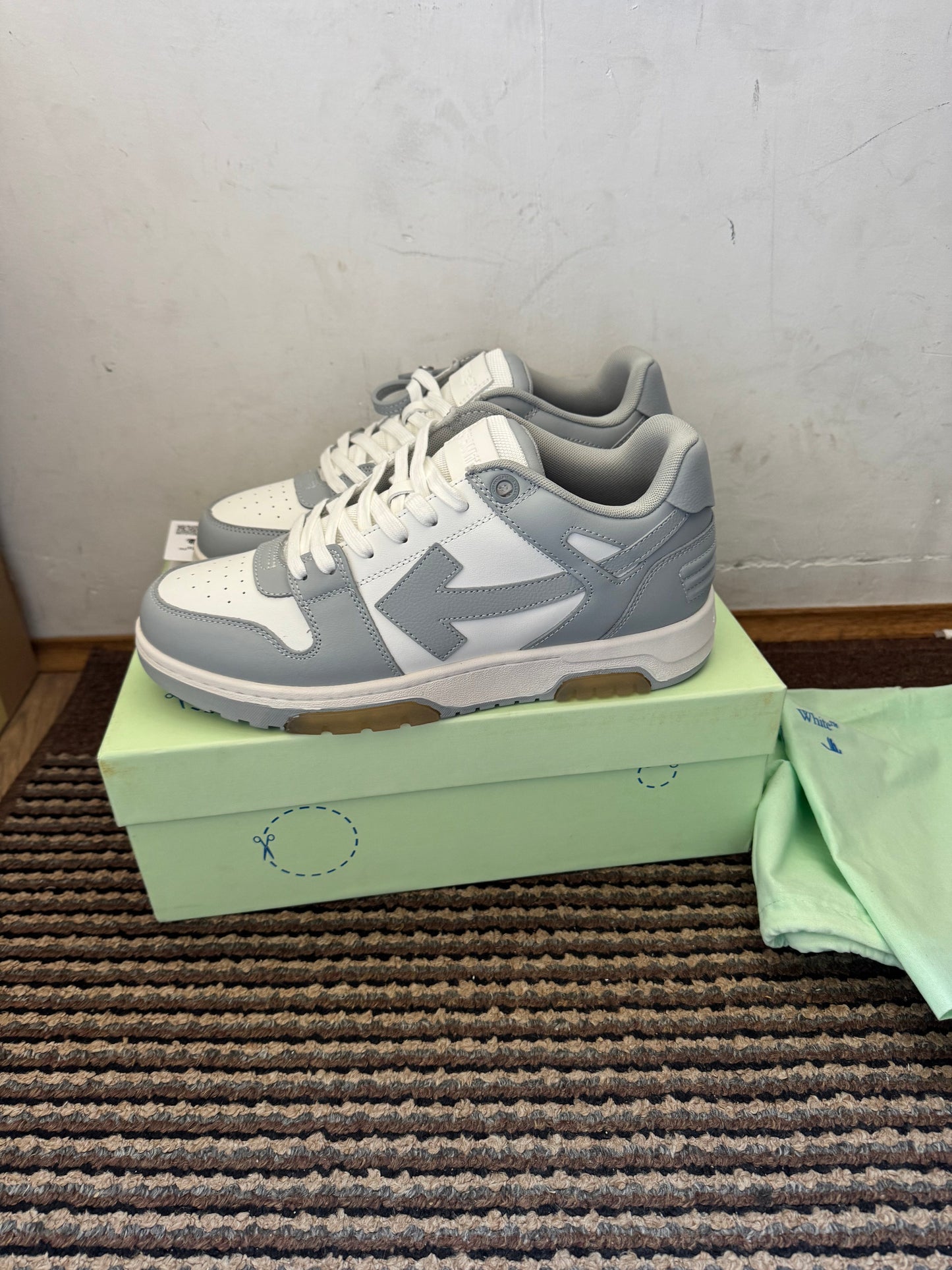 Off White Out of Office Broj 44(Odmah dostupno)