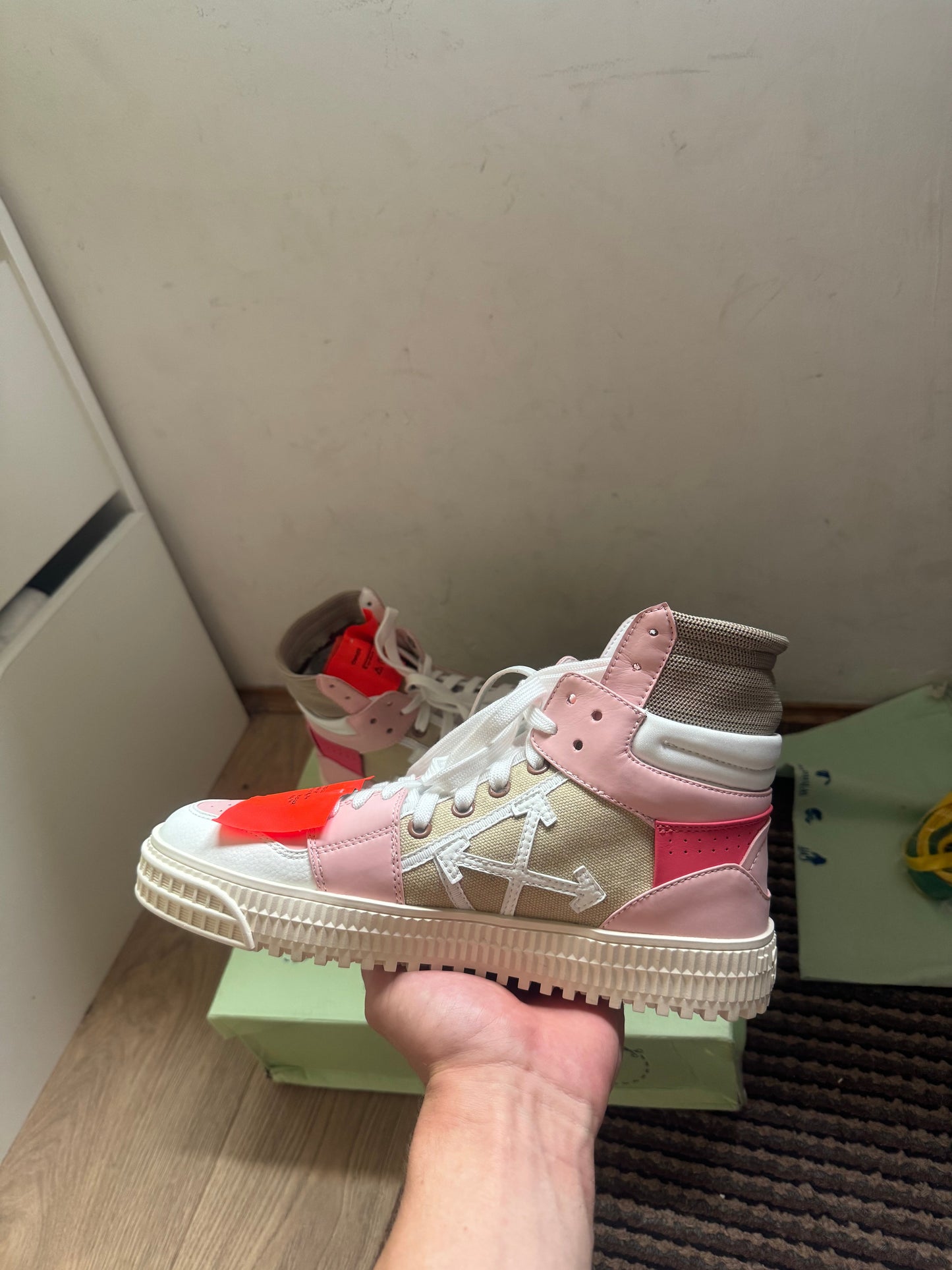 Off White Court Broj 40 (Odmah dostupno)