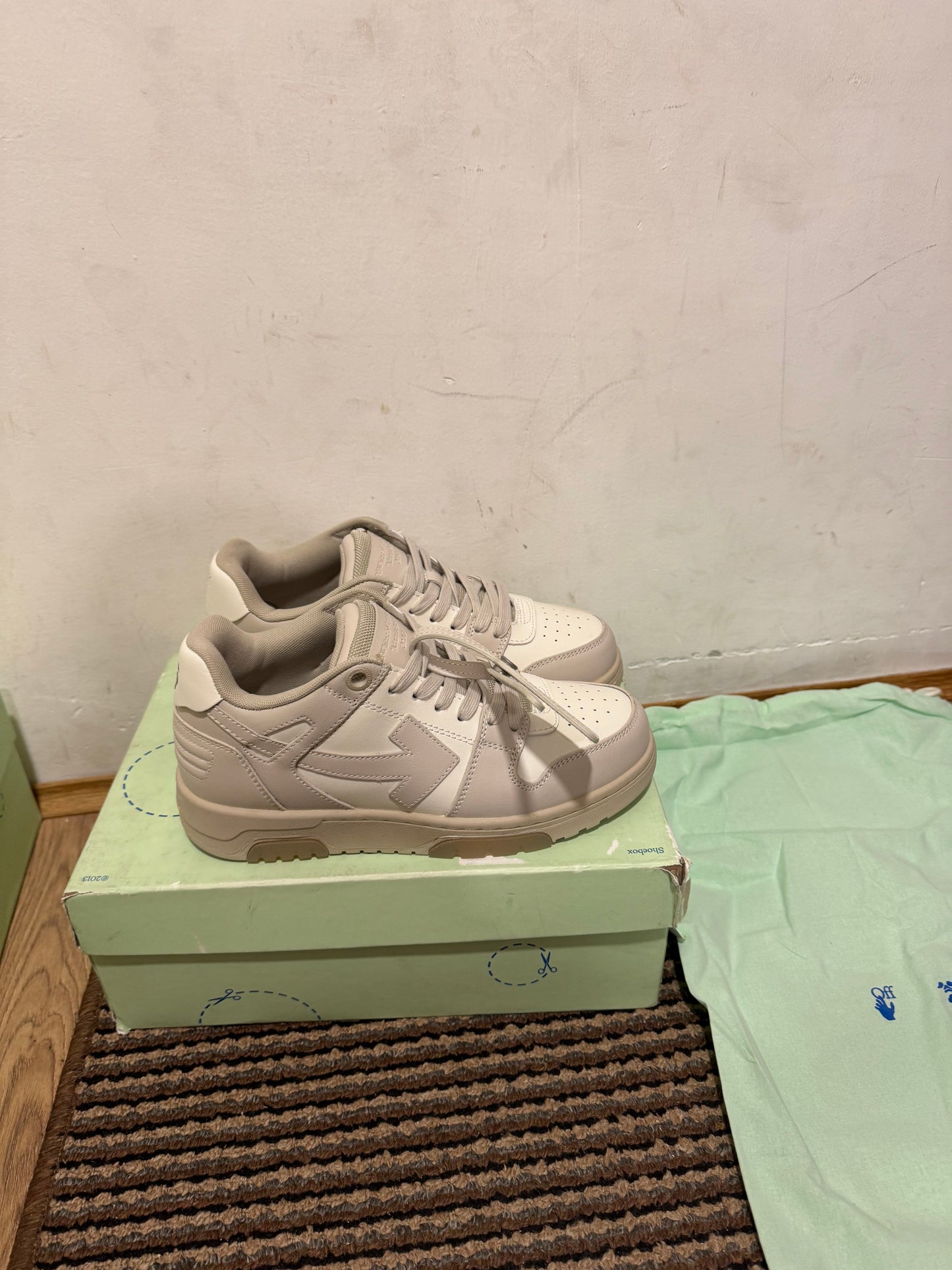 Off White Out of Office Broj 38(Odmah dostupno)