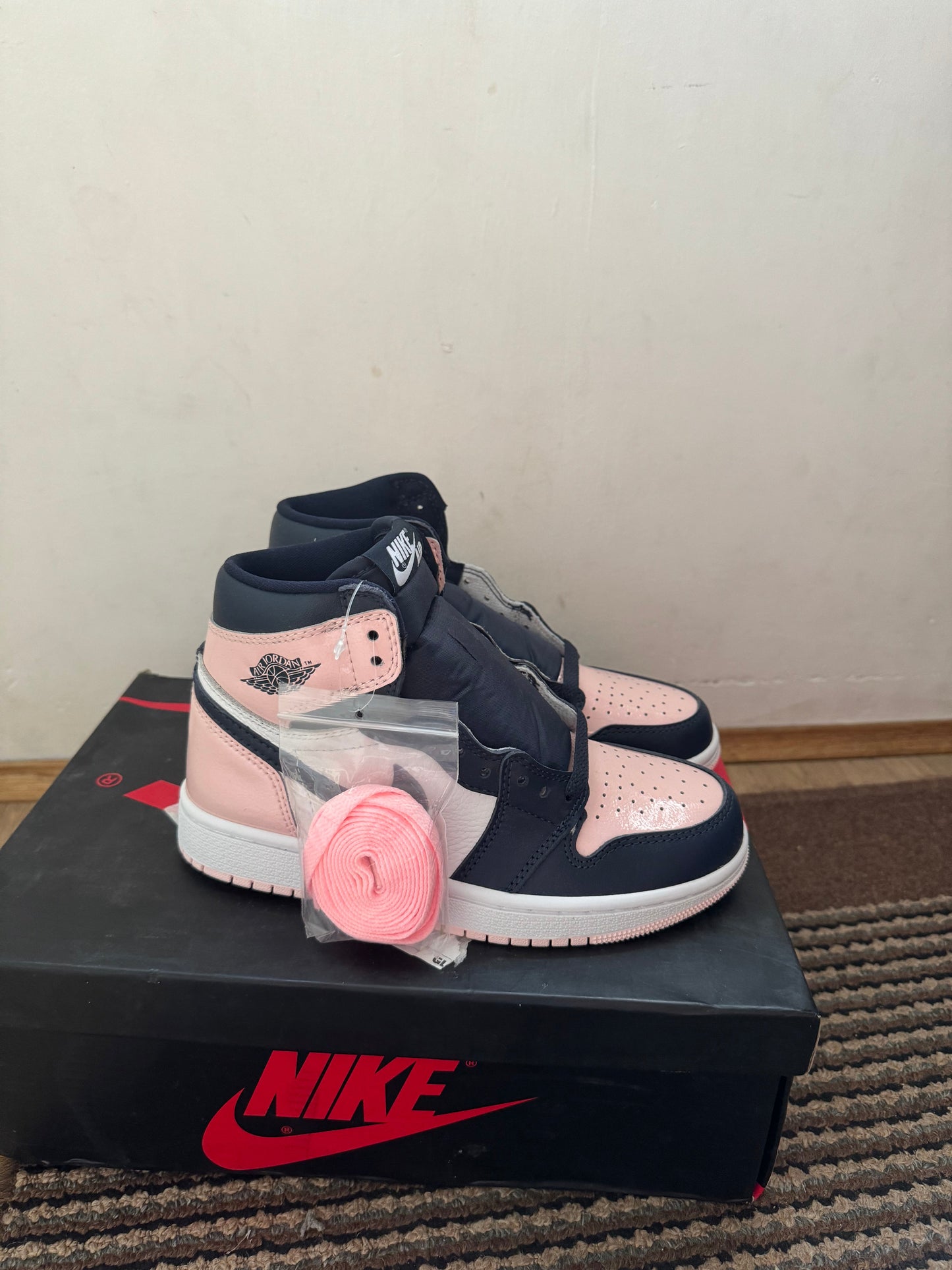 Jordan 1 Atmosphere Broj 37.5 (Odmah dostupno)
