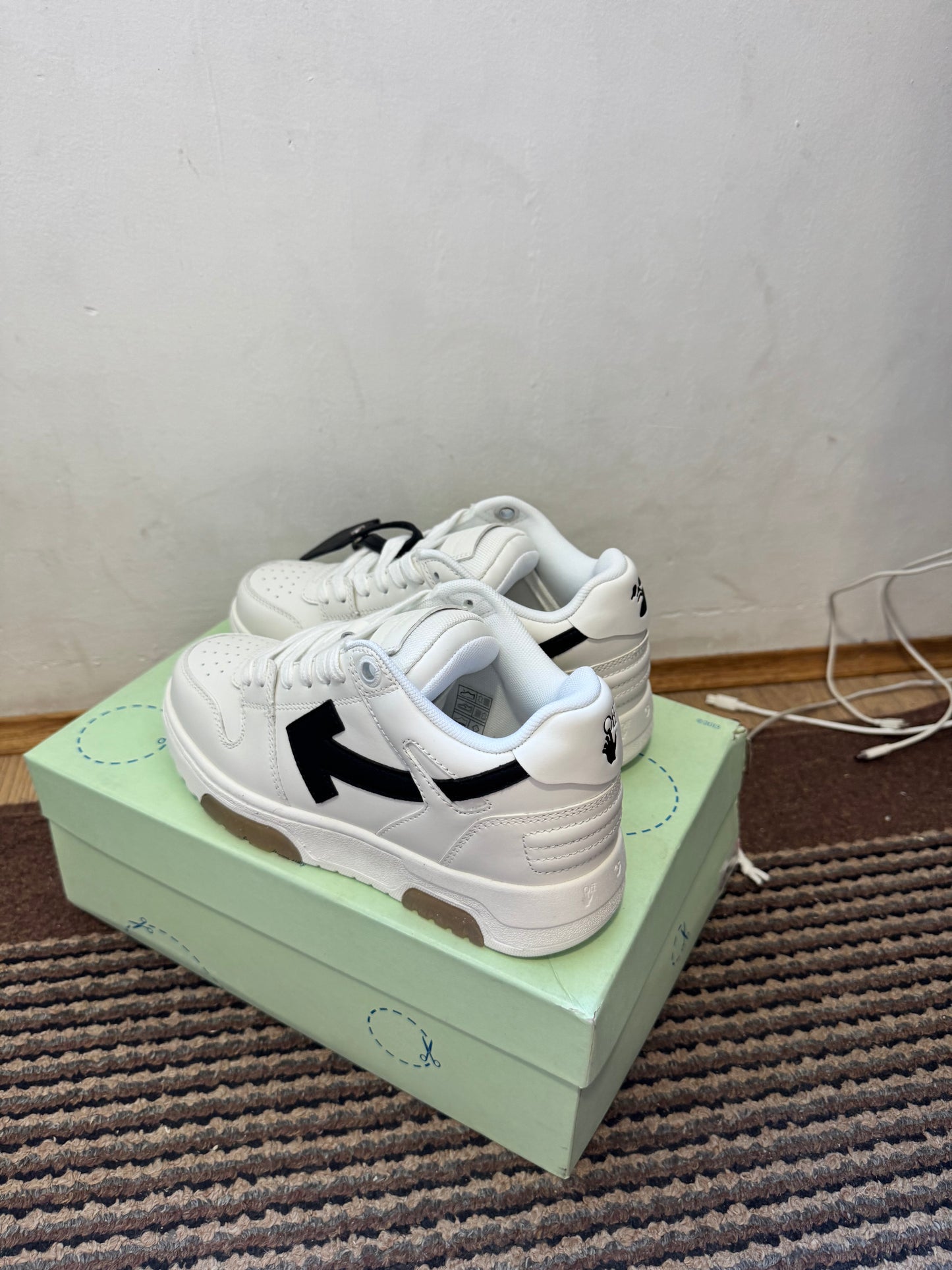 Off White Out of Office Broj 38(Odmah dostupno)