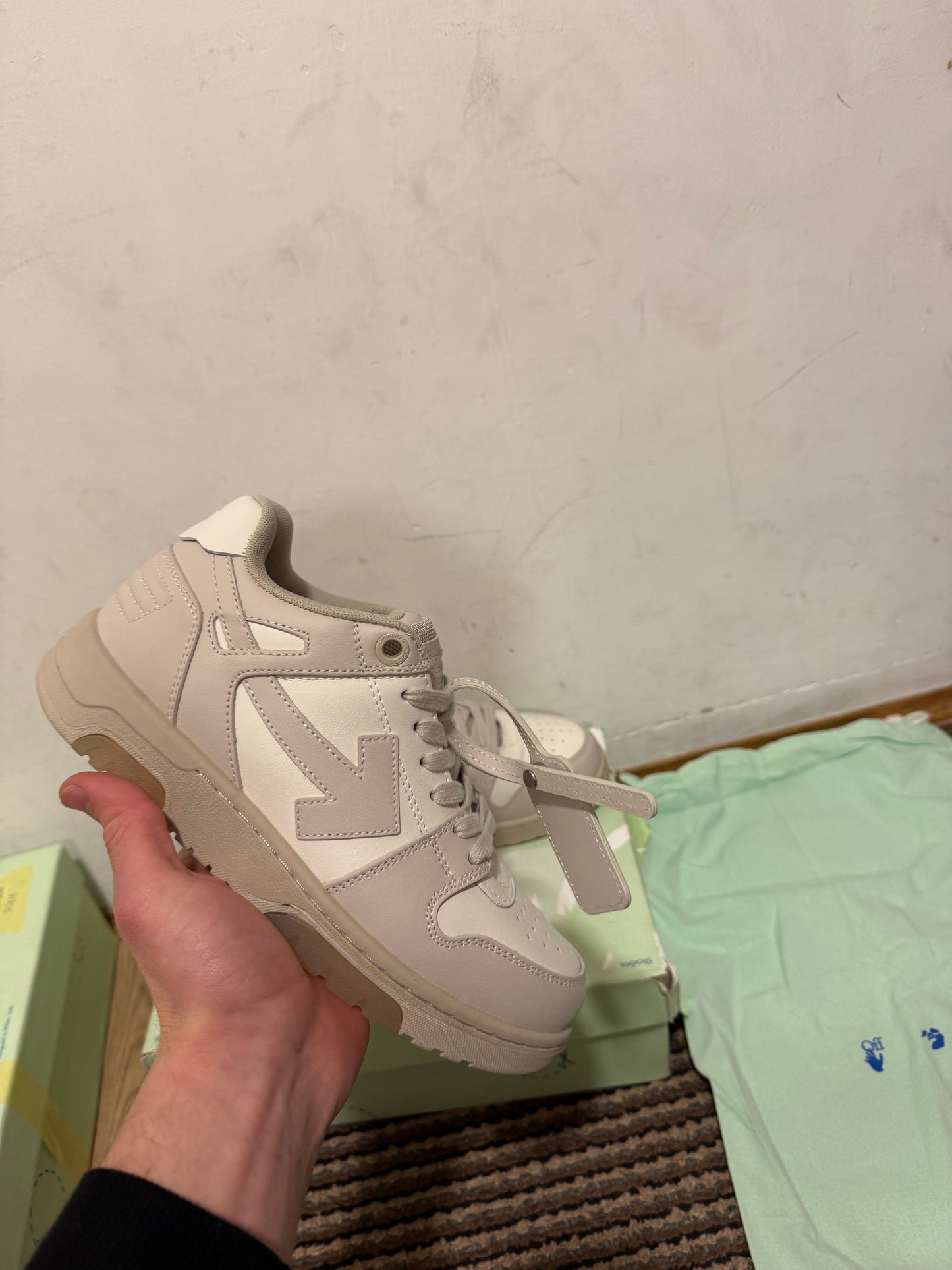 Off White Out of Office Broj 38(Odmah dostupno)
