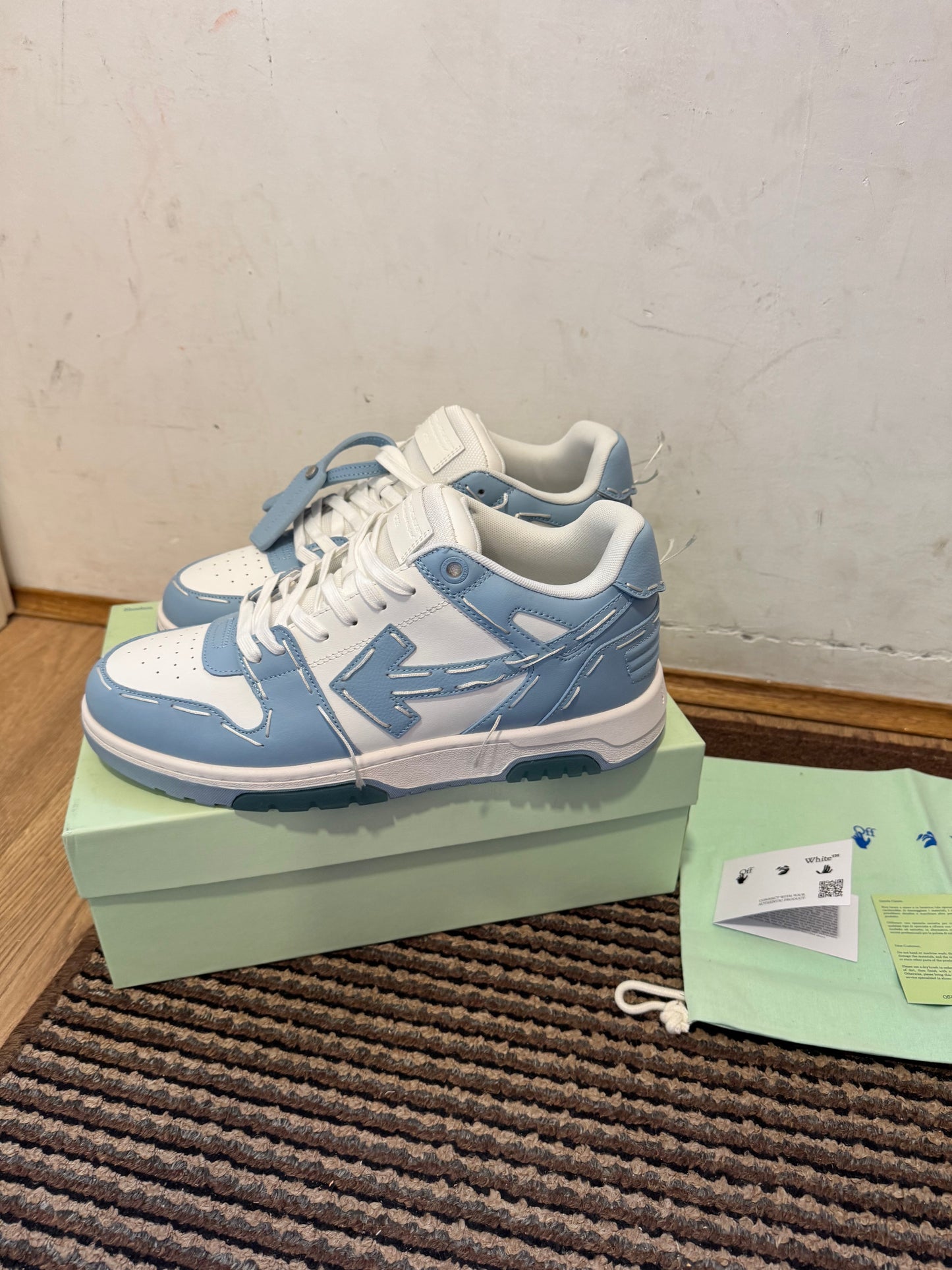 Off White Out of Office Broj 43(Odmah dostupno)