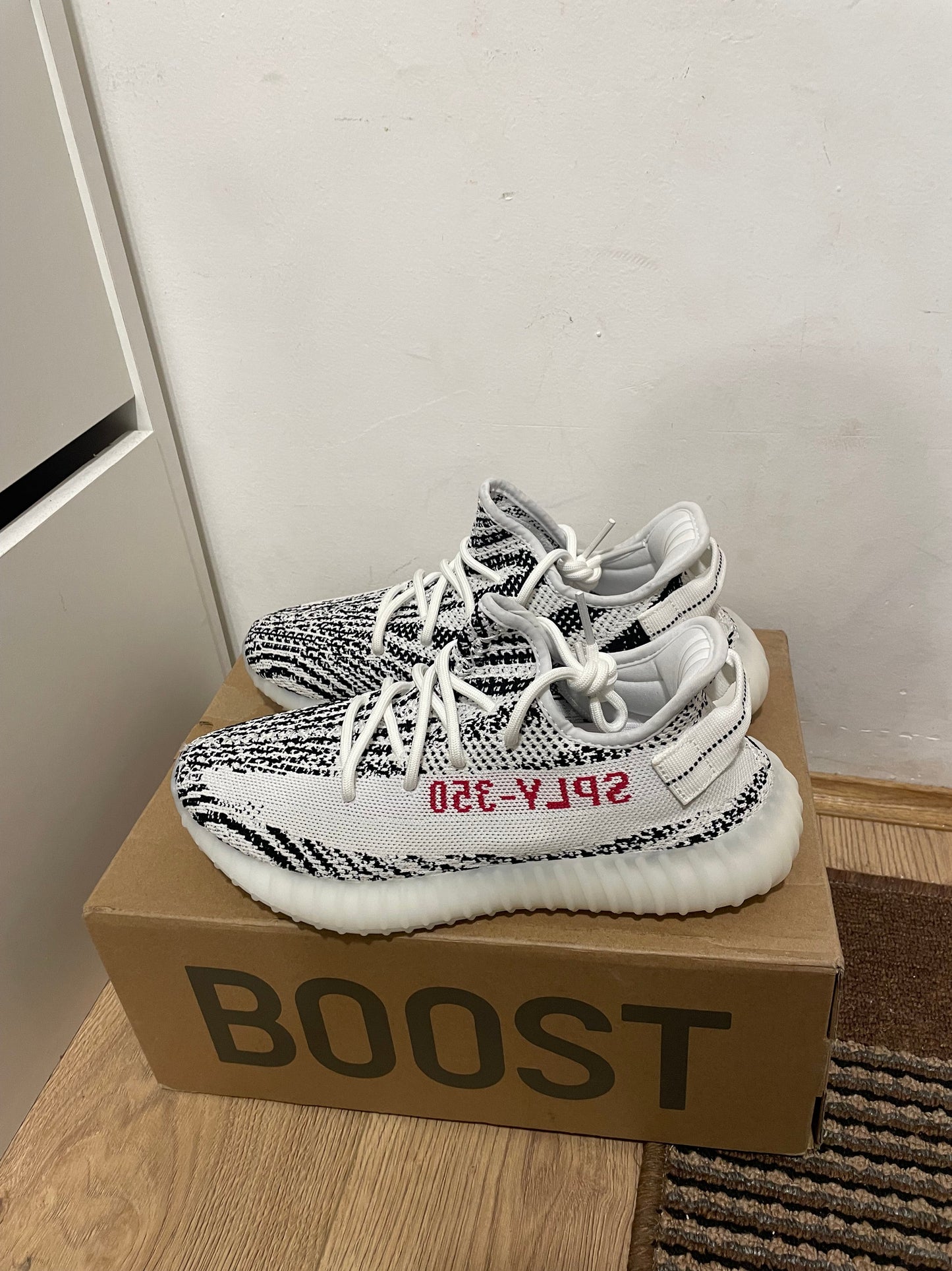 Yeezy350 Zebra Broj 42(Odmah dostupno)