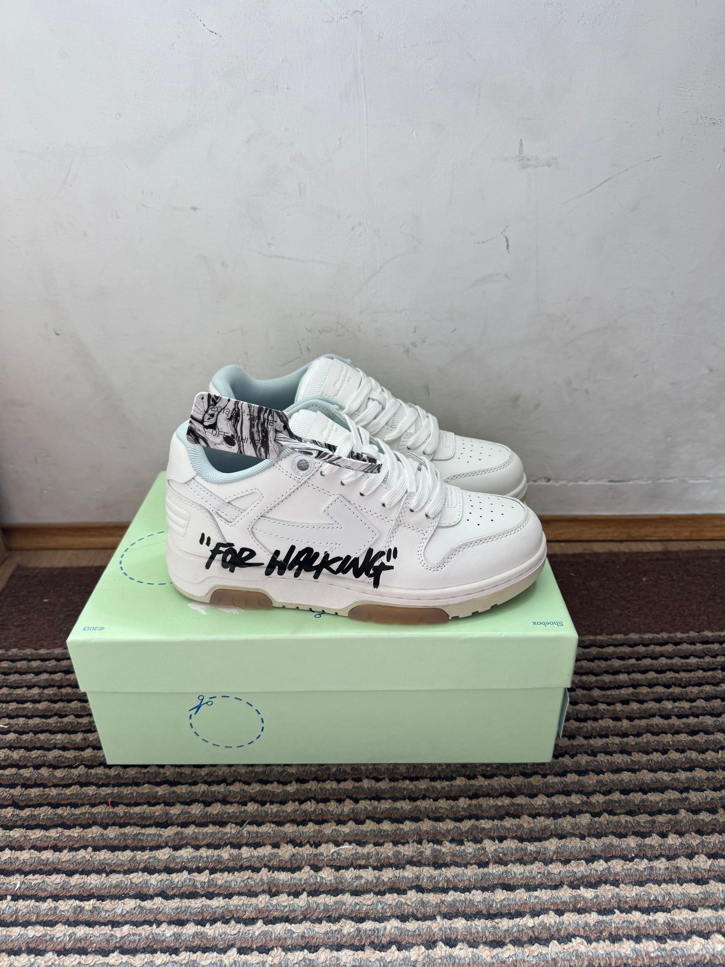Off White Out of Office Broj 38(Odmah dostupno)