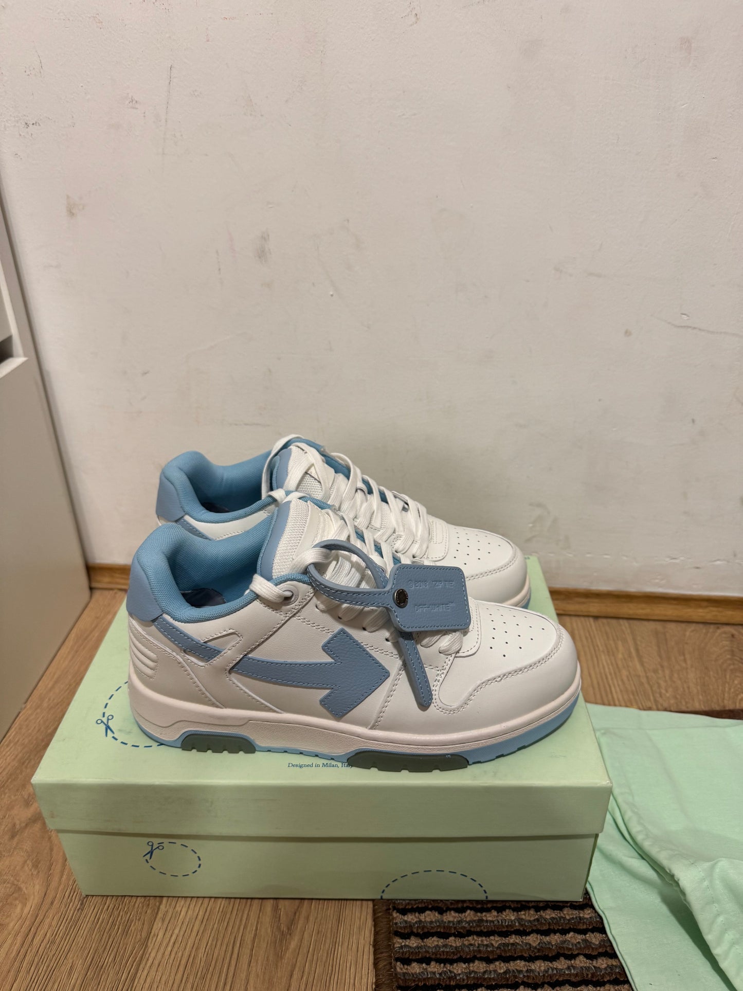 Off White Out of Office Broj 41,47(Odmah dostupno)