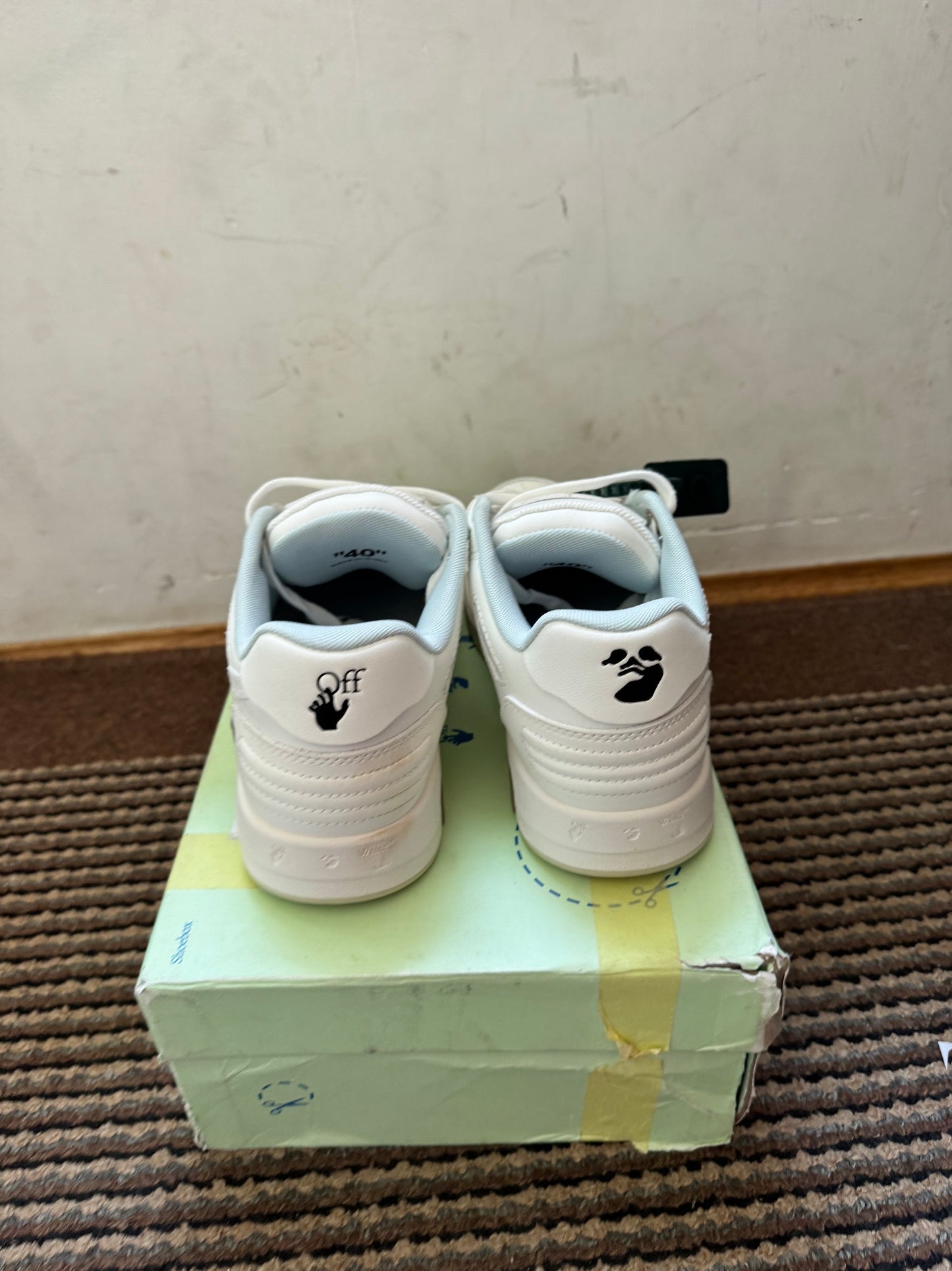 Off White Out of Office Broj 40(Odmah dostupno)