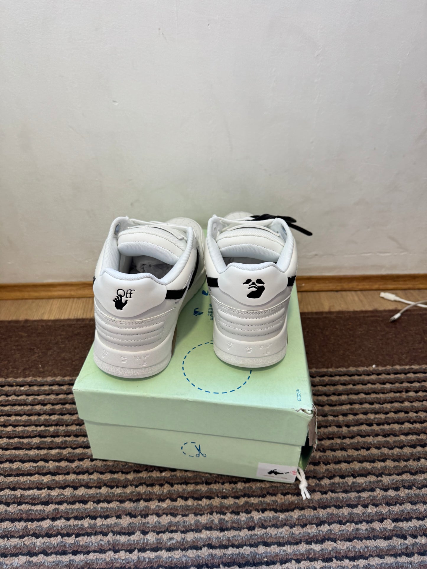 Off White Out of Office Broj 38(Odmah dostupno)