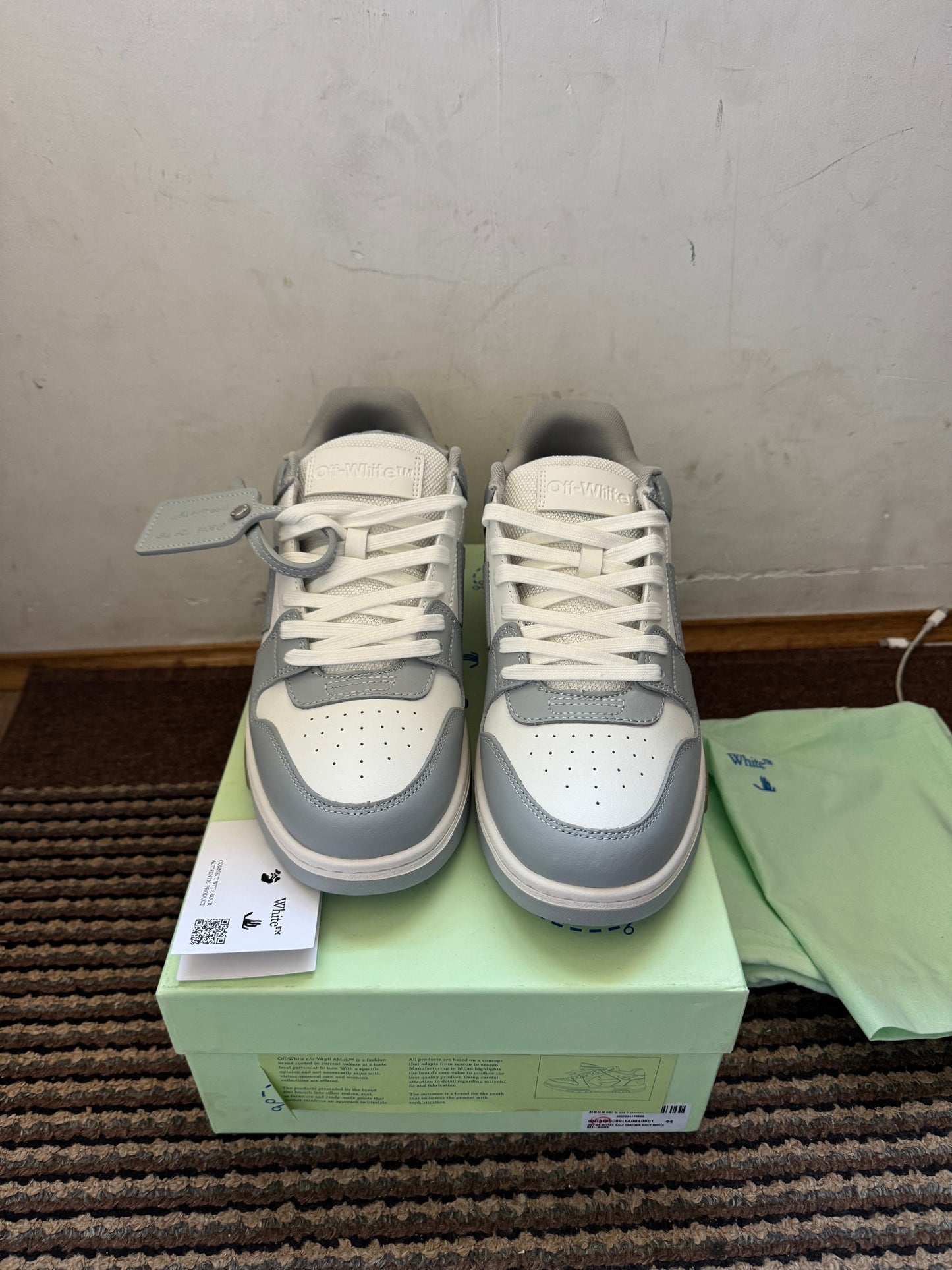 Off White Out of Office Broj 44(Odmah dostupno)