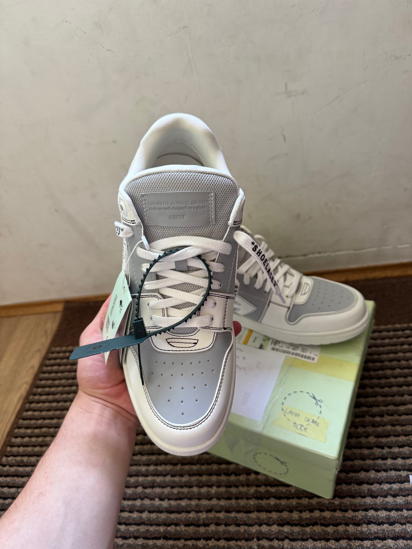 Off White Out of Office Broj 44(Odmah dostupno) (Bijelo crni off white tag✅, umjesto zelenog❌)