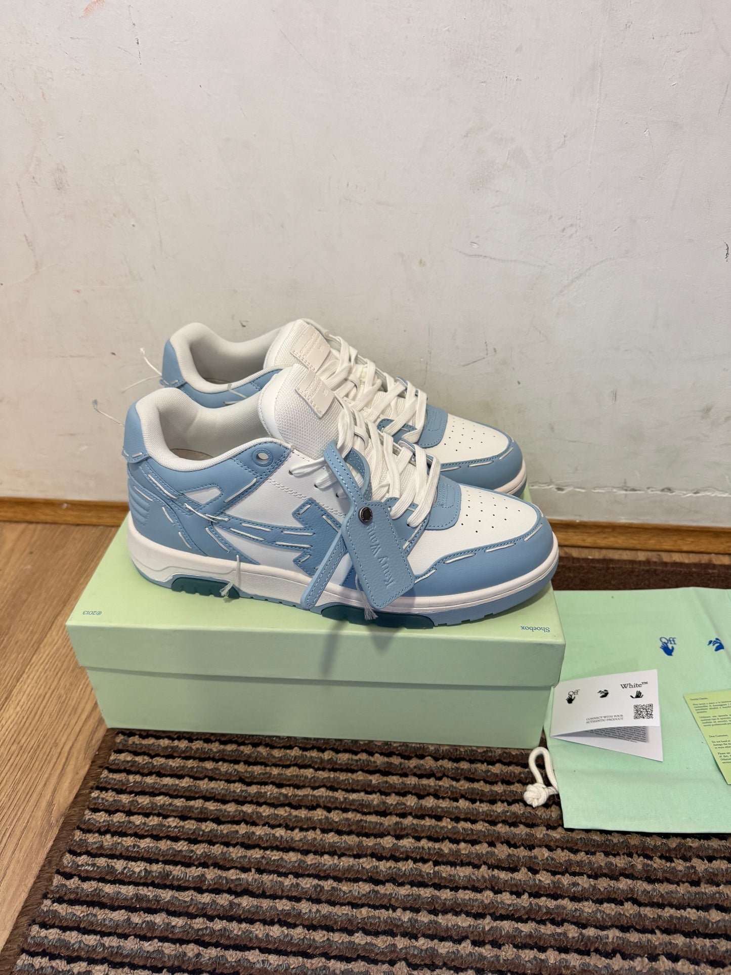 Off White Out of Office Broj 43(Odmah dostupno)