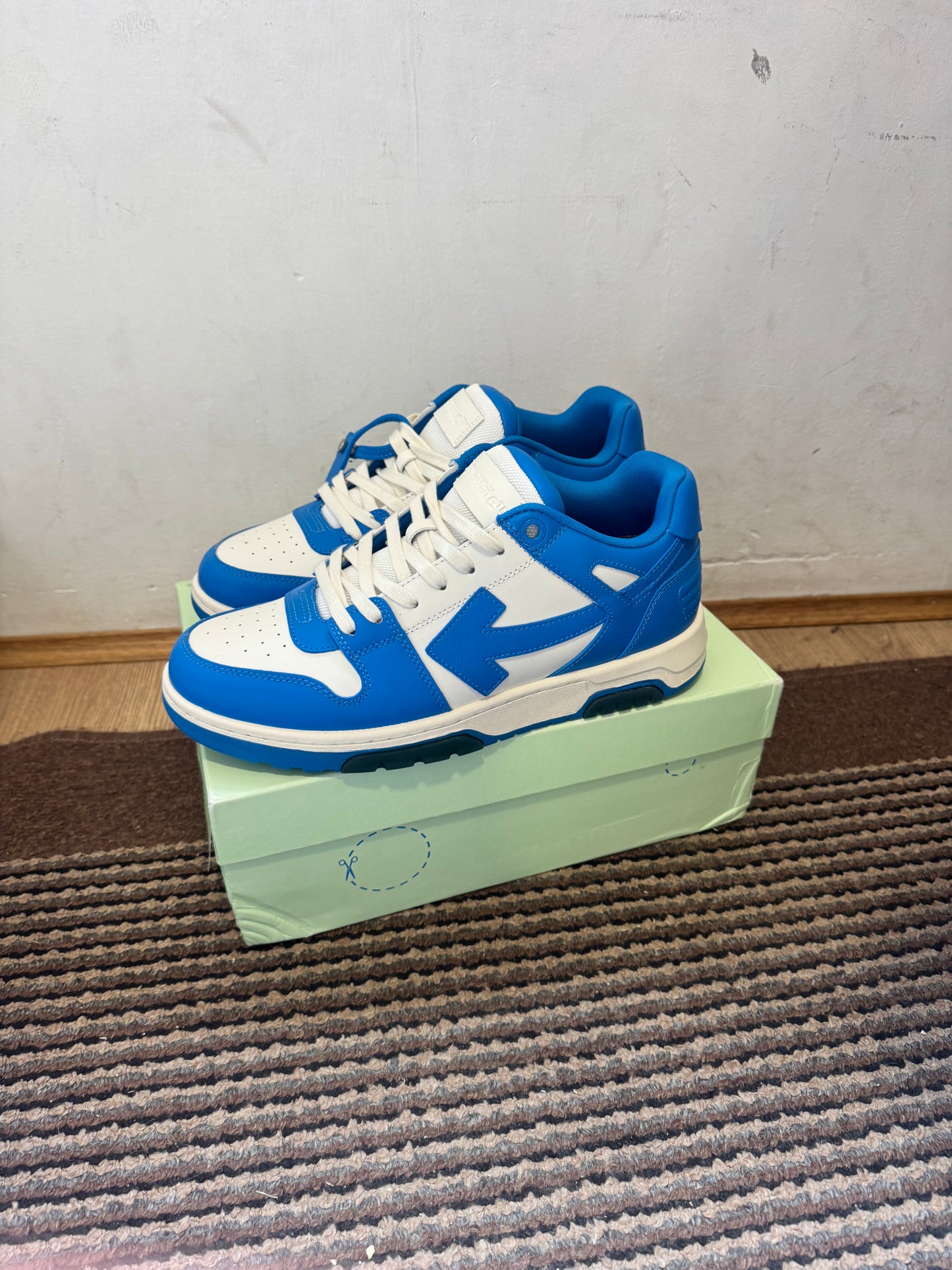 Off White Out of Office Broj 46(Odmah dostupno)