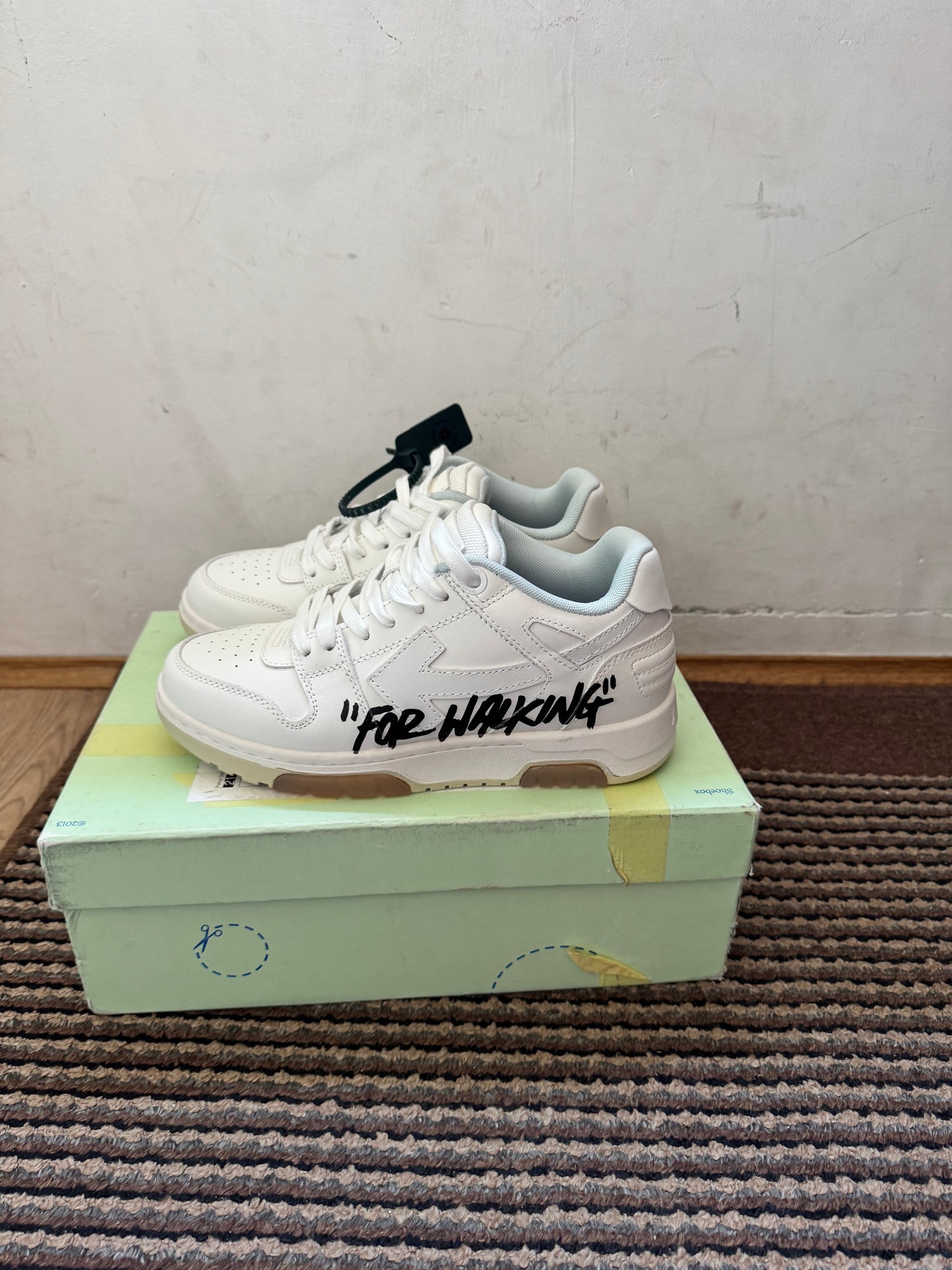 Off White Out of Office Broj 40(Odmah dostupno)