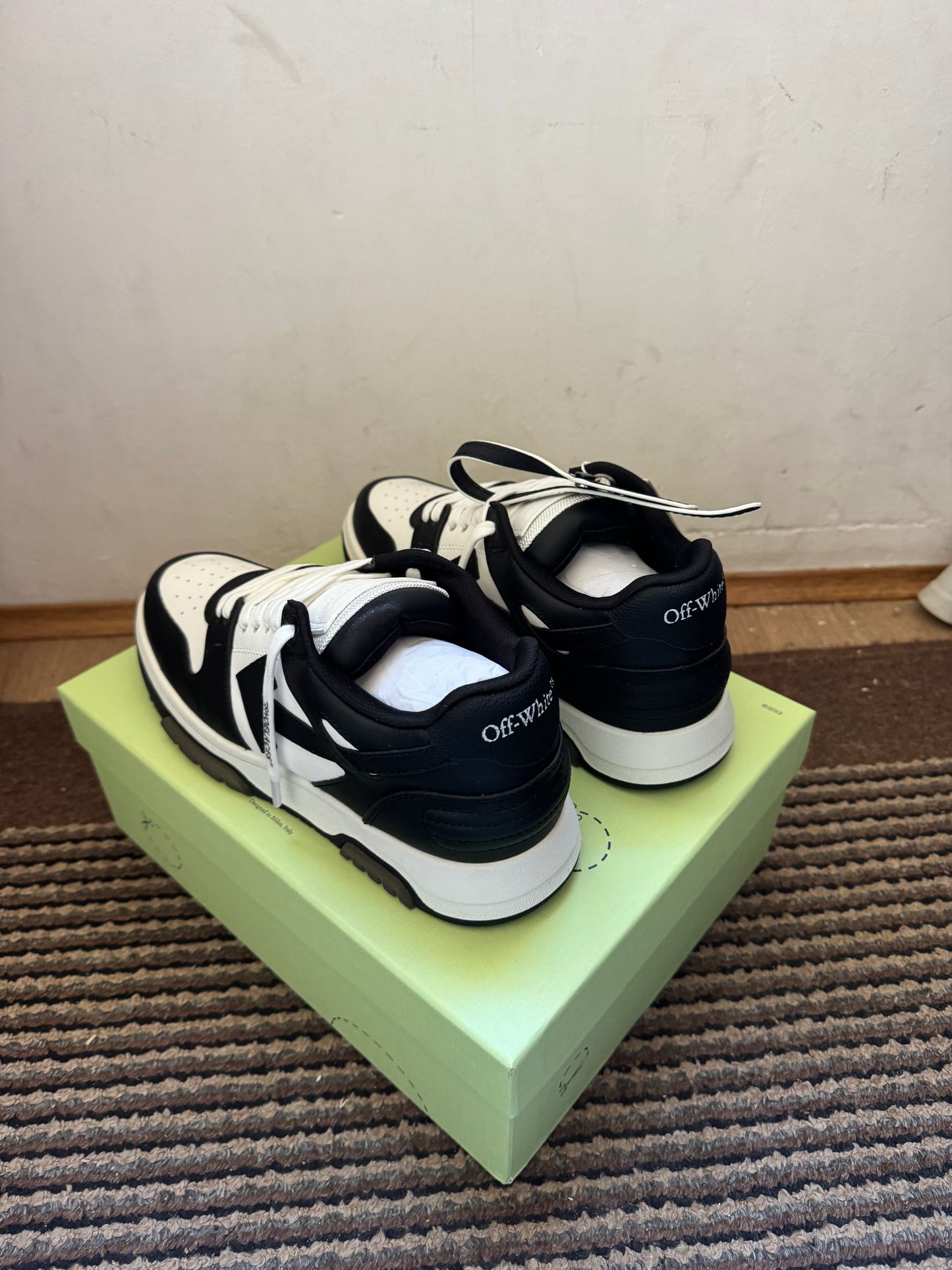 Off White Out of Office Broj 42(Odmah dostupno)