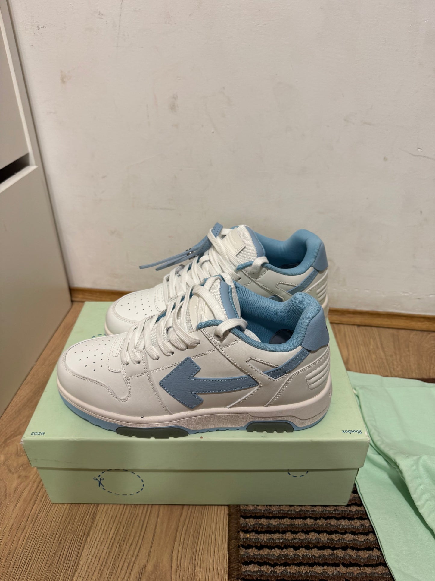 Off White Out of Office Broj 41,47(Odmah dostupno)