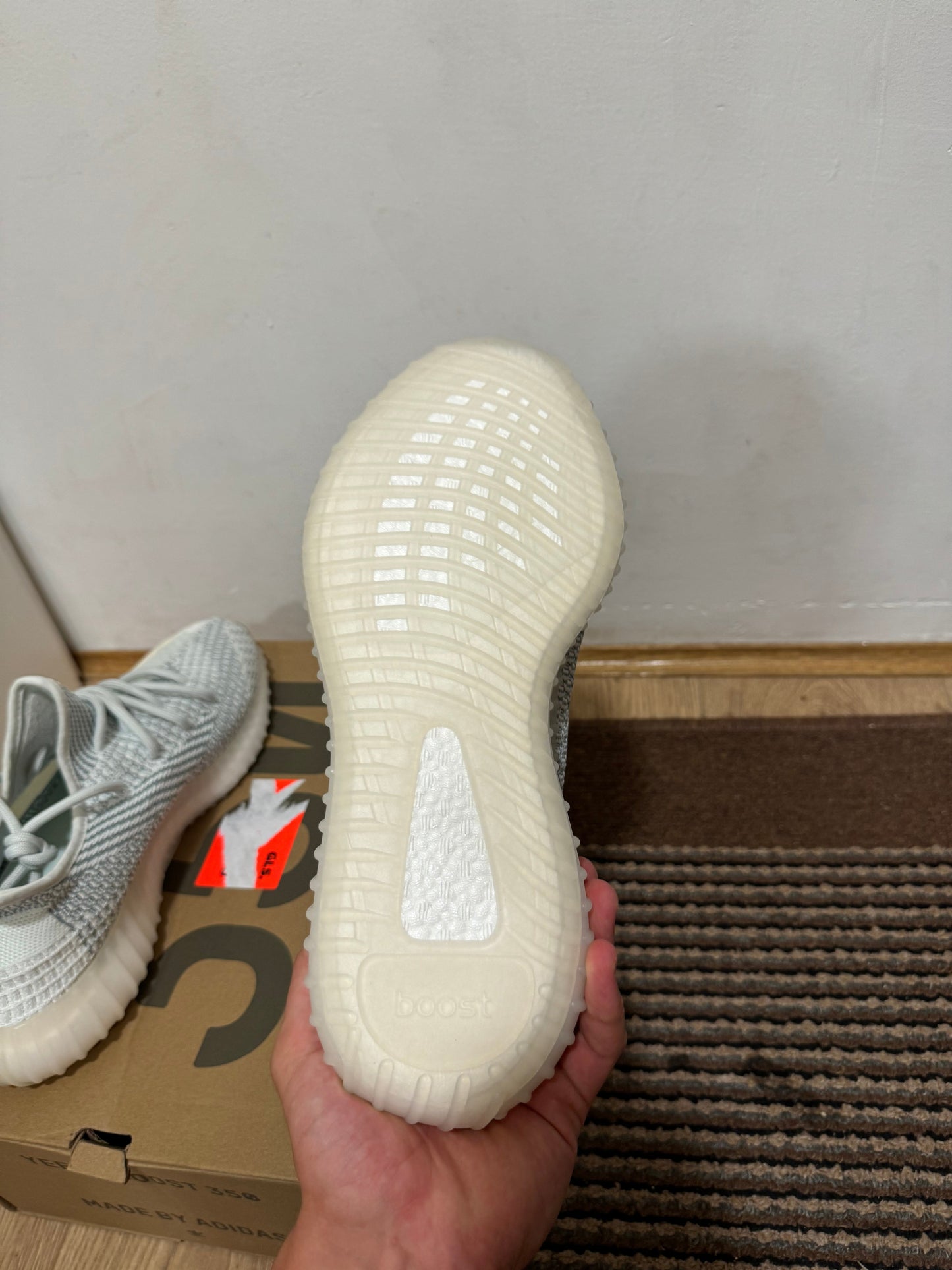 Yeezy 350 Cloud White Broj 41(Odmah dostupno)