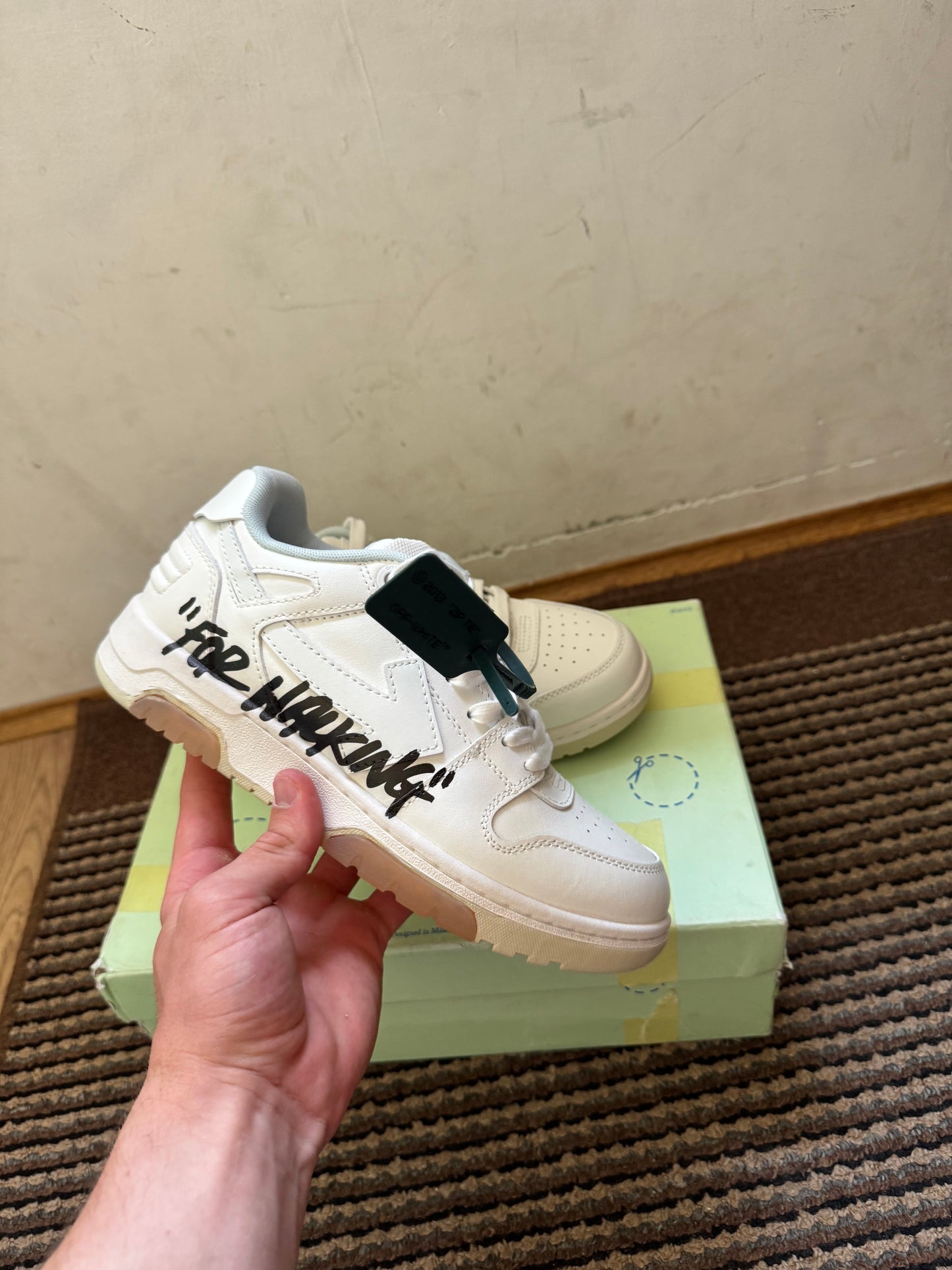 Off White Out of Office Broj 40(Odmah dostupno)