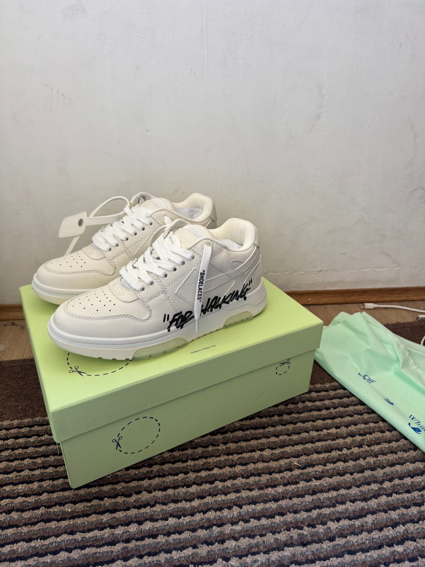 Off White Out of Office Broj 44(Odmah dostupno)