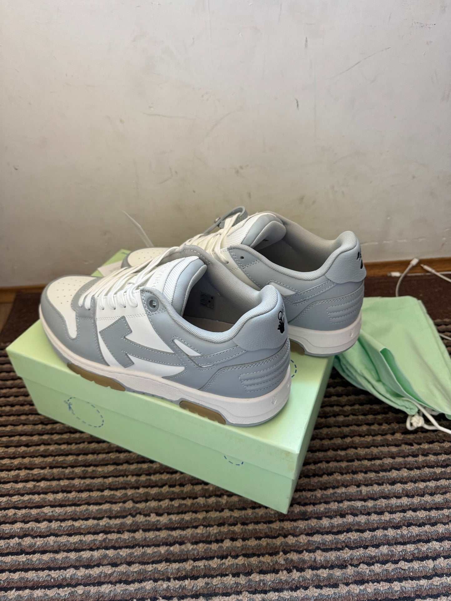 Off White Out of Office Broj 44(Odmah dostupno)