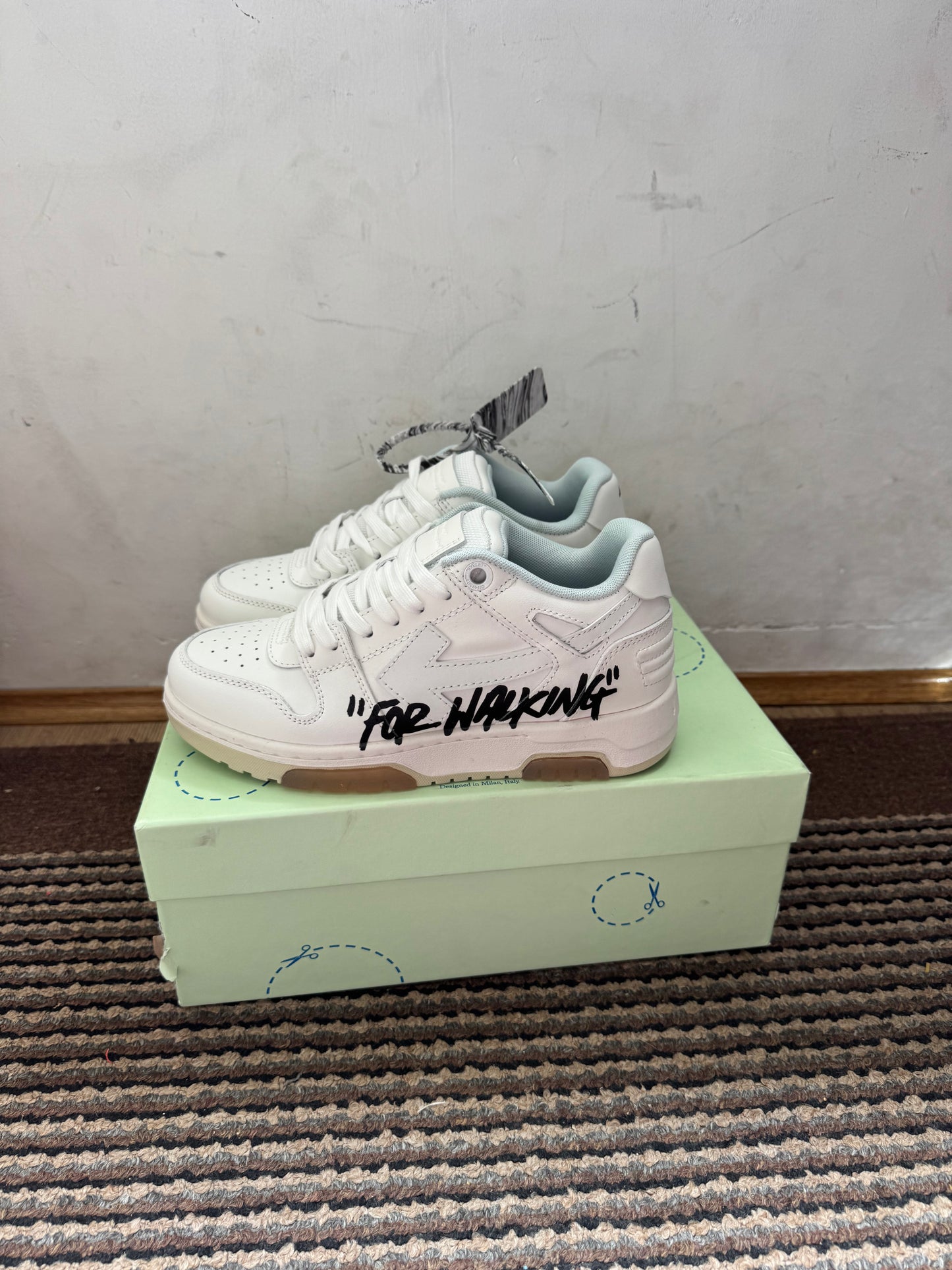 Off White Out of Office Broj 38(Odmah dostupno)