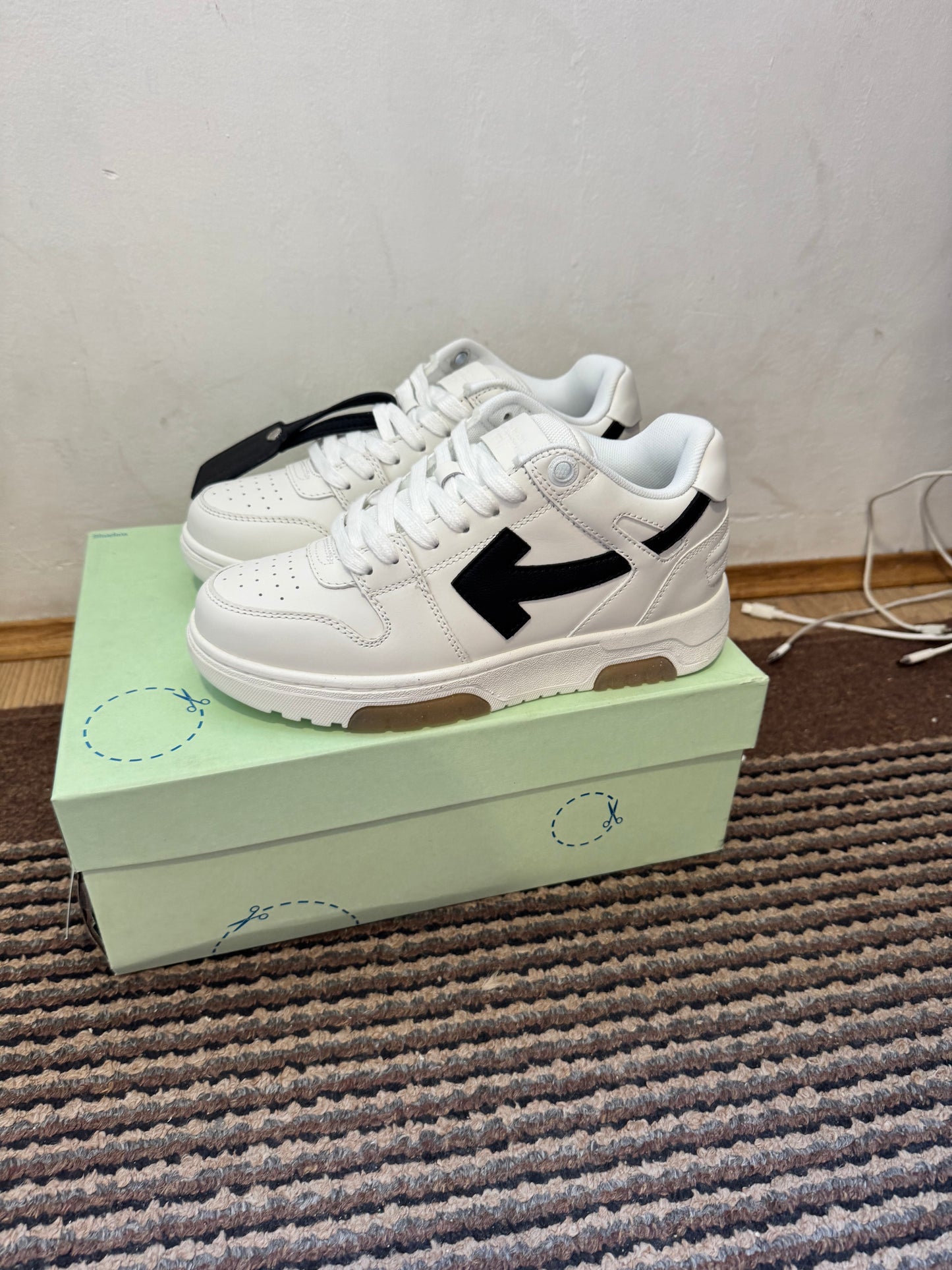 Off White Out of Office Broj 38(Odmah dostupno)