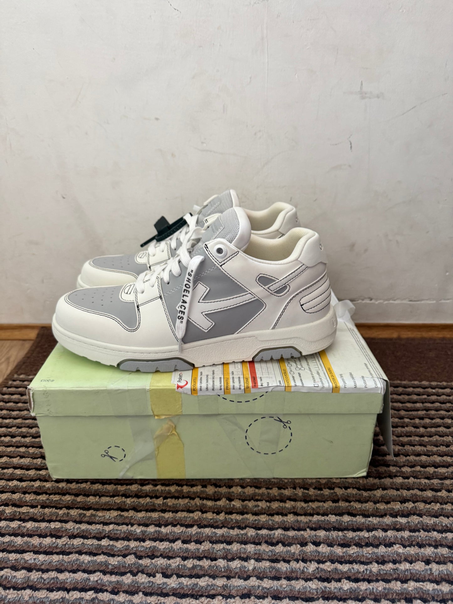 Off White Out of Office Broj 44(Odmah dostupno) (Bijelo crni off white tag✅, umjesto zelenog❌)