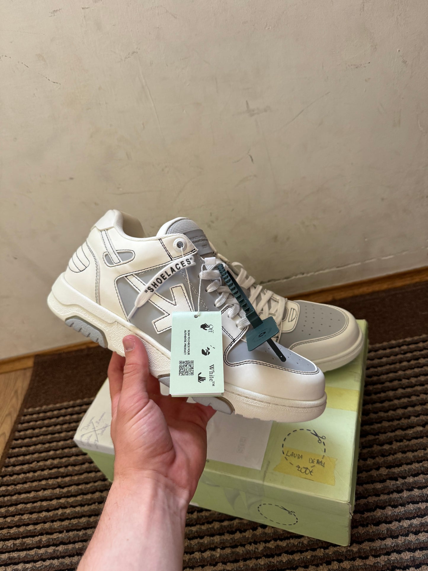 Off White Out of Office Broj 44(Odmah dostupno) (Bijelo crni off white tag✅, umjesto zelenog❌)