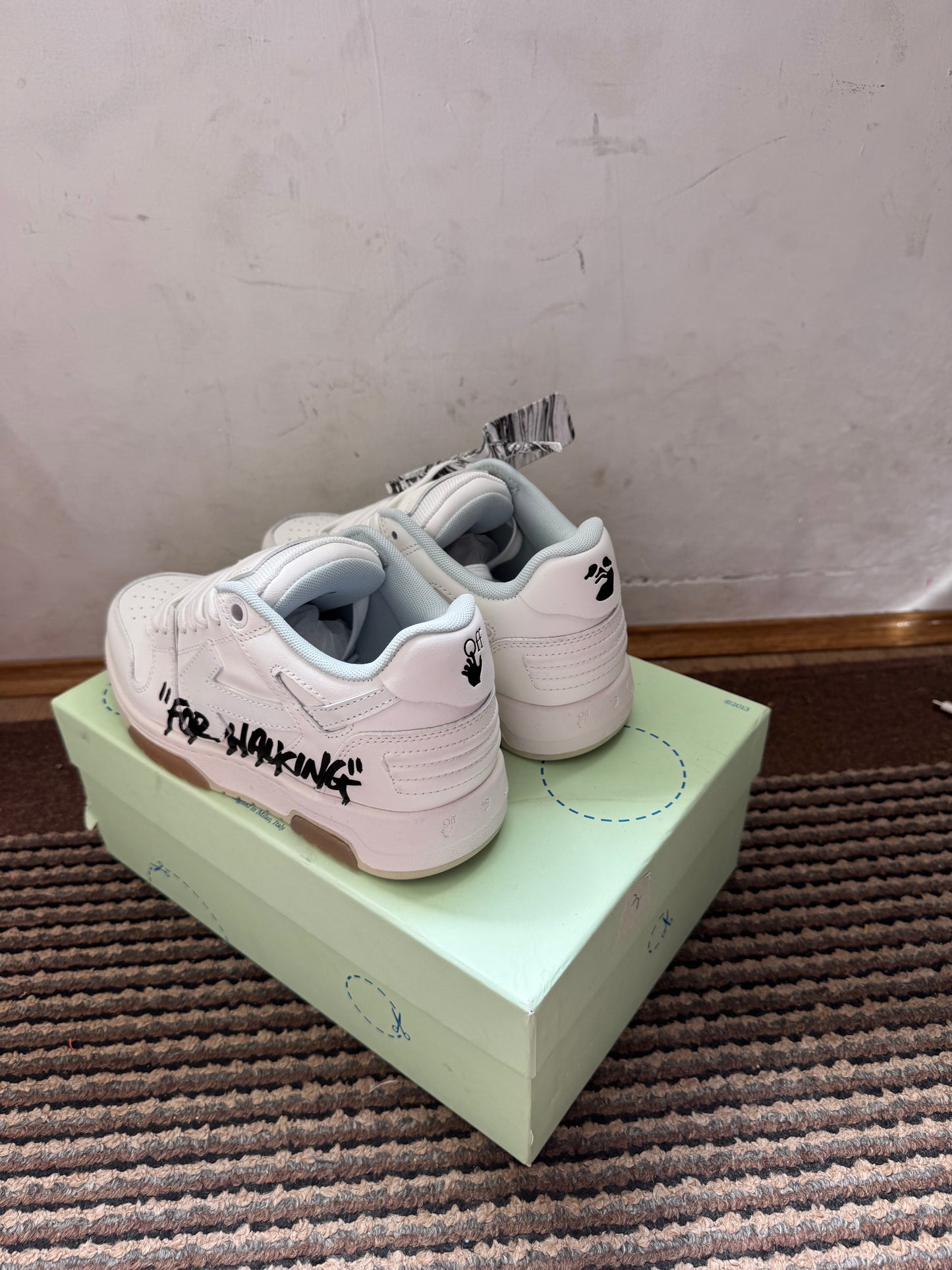 Off White Out of Office Broj 38(Odmah dostupno)