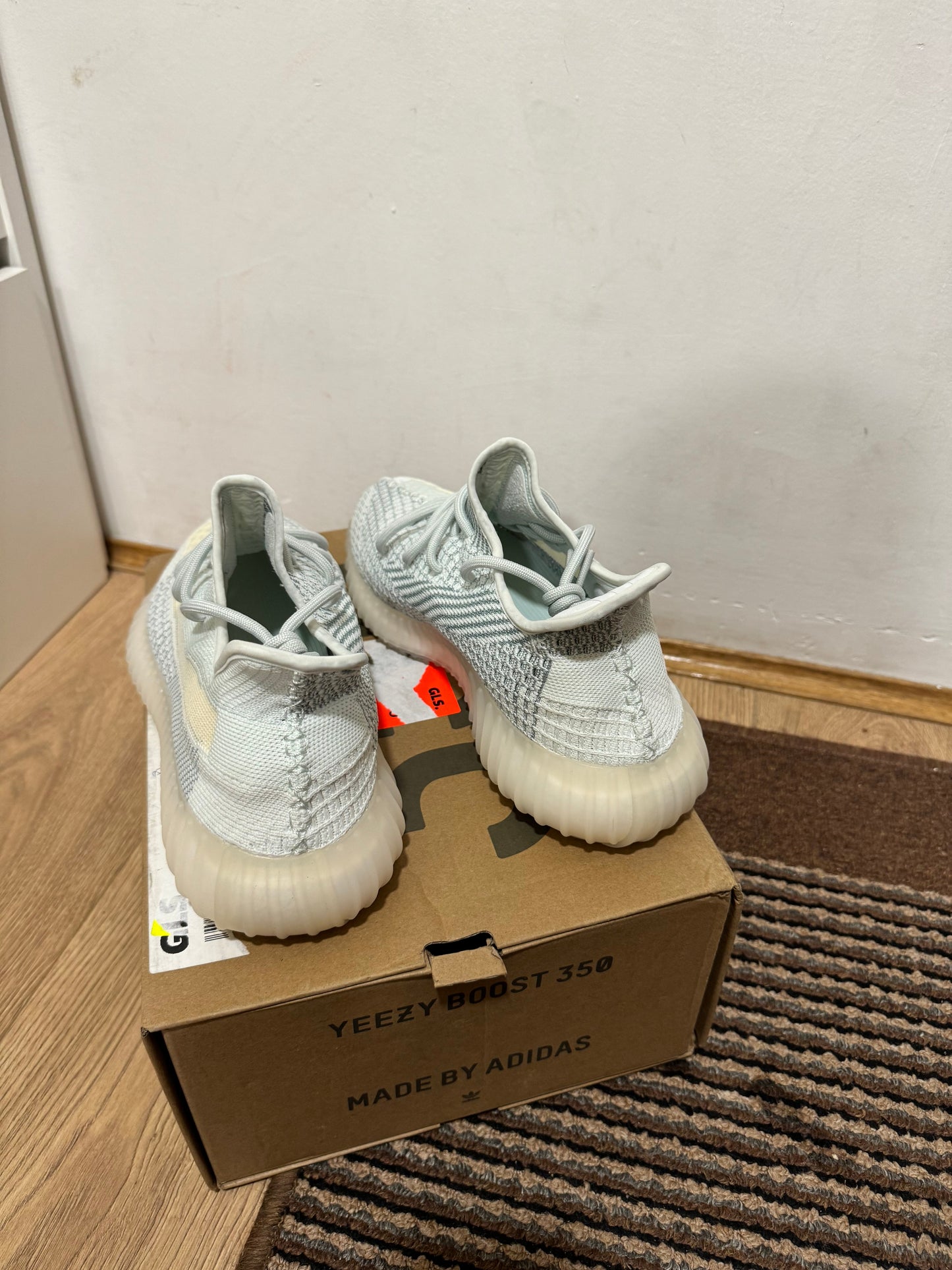 Yeezy 350 Cloud White Broj 41(Odmah dostupno)