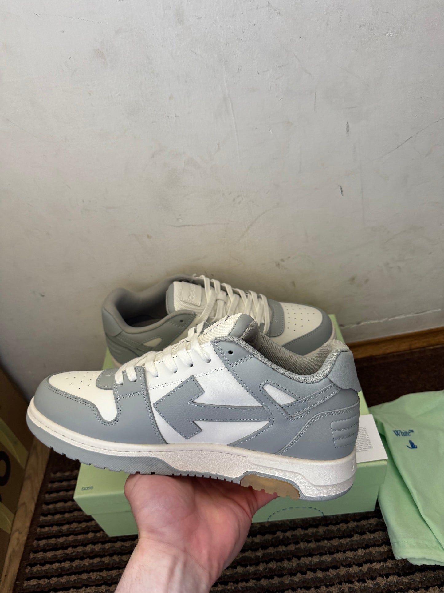 Off White Out of Office Broj 44(Odmah dostupno)