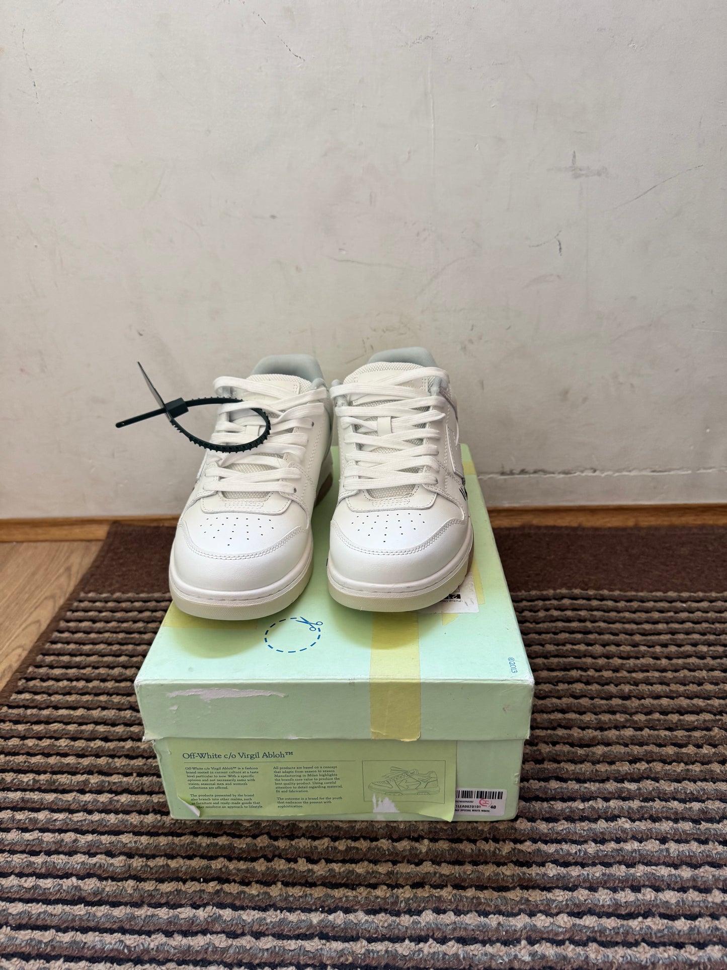 Off White Out of Office Broj 40(Odmah dostupno)