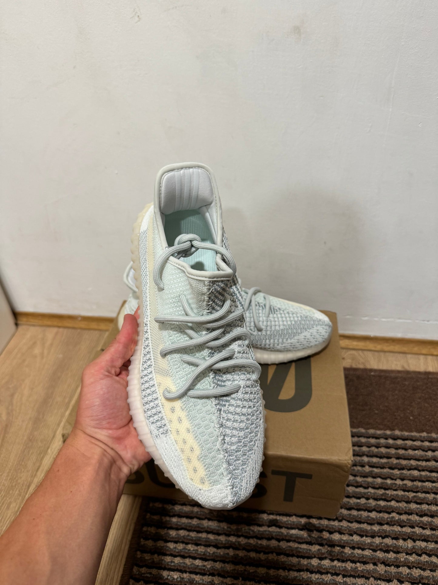 Yeezy 350 Cloud White Broj 41(Odmah dostupno)