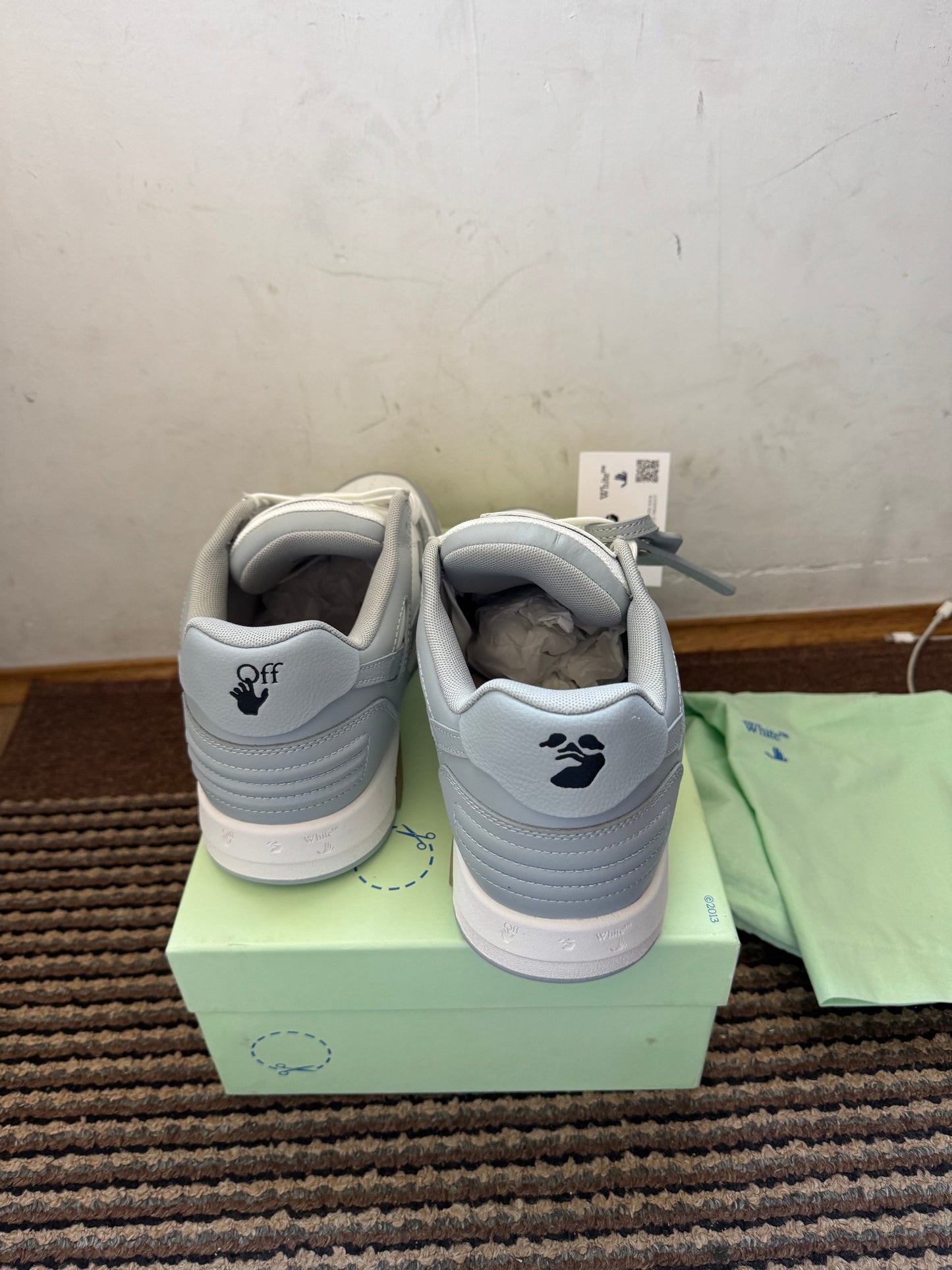 Off White Out of Office Broj 44(Odmah dostupno)
