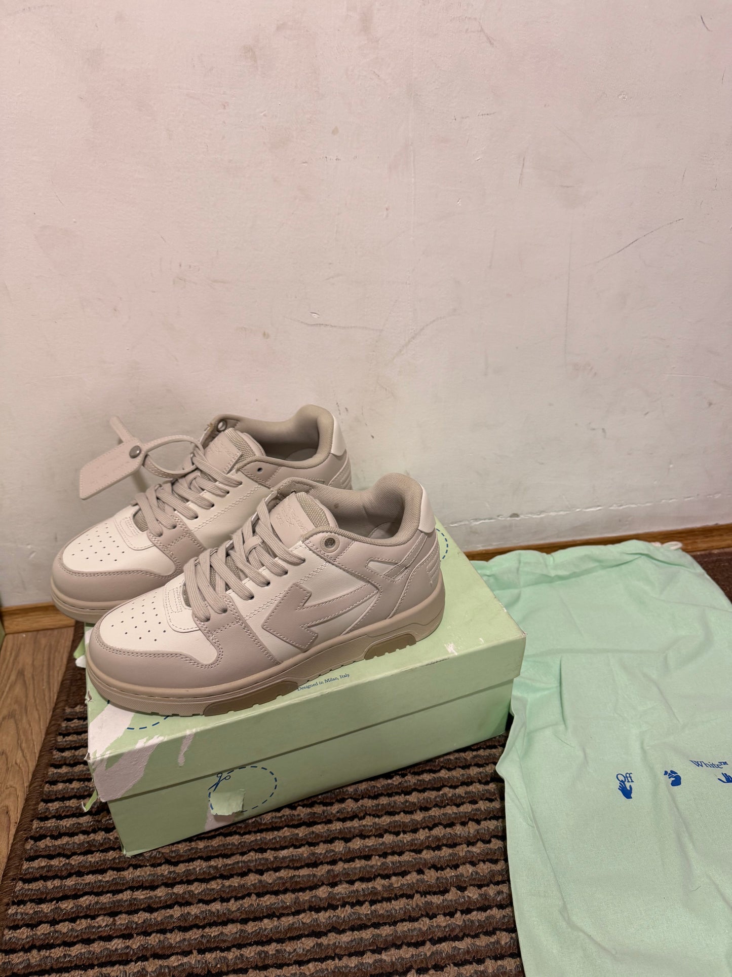 Off White Out of Office Broj 38(Odmah dostupno)