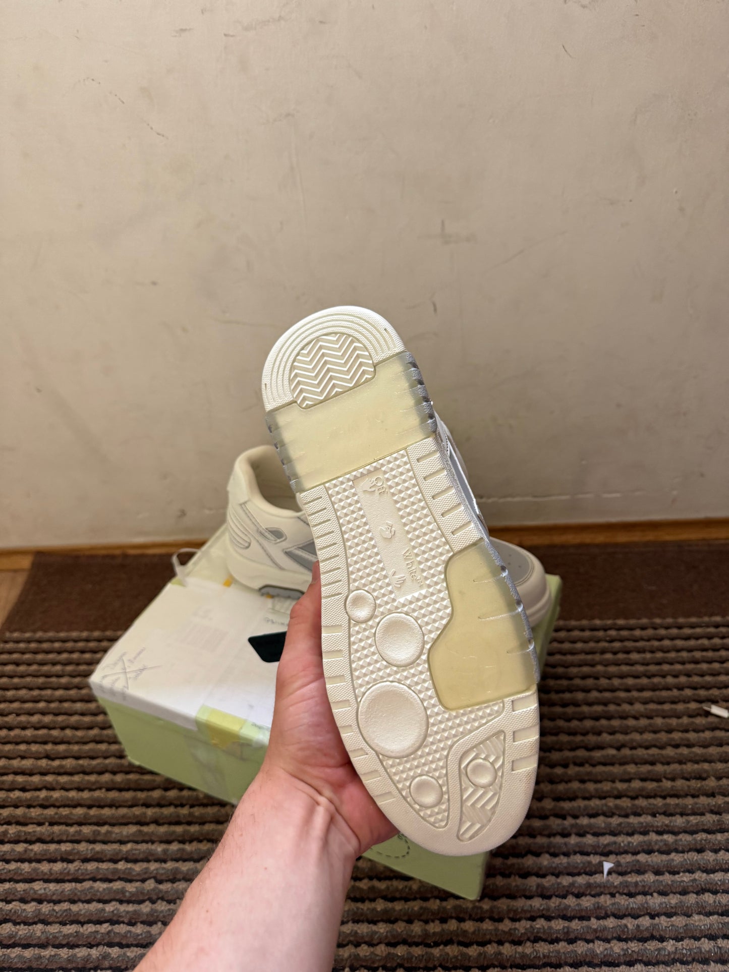 Off White Out of Office Broj 44(Odmah dostupno) (Bijelo crni off white tag✅, umjesto zelenog❌)