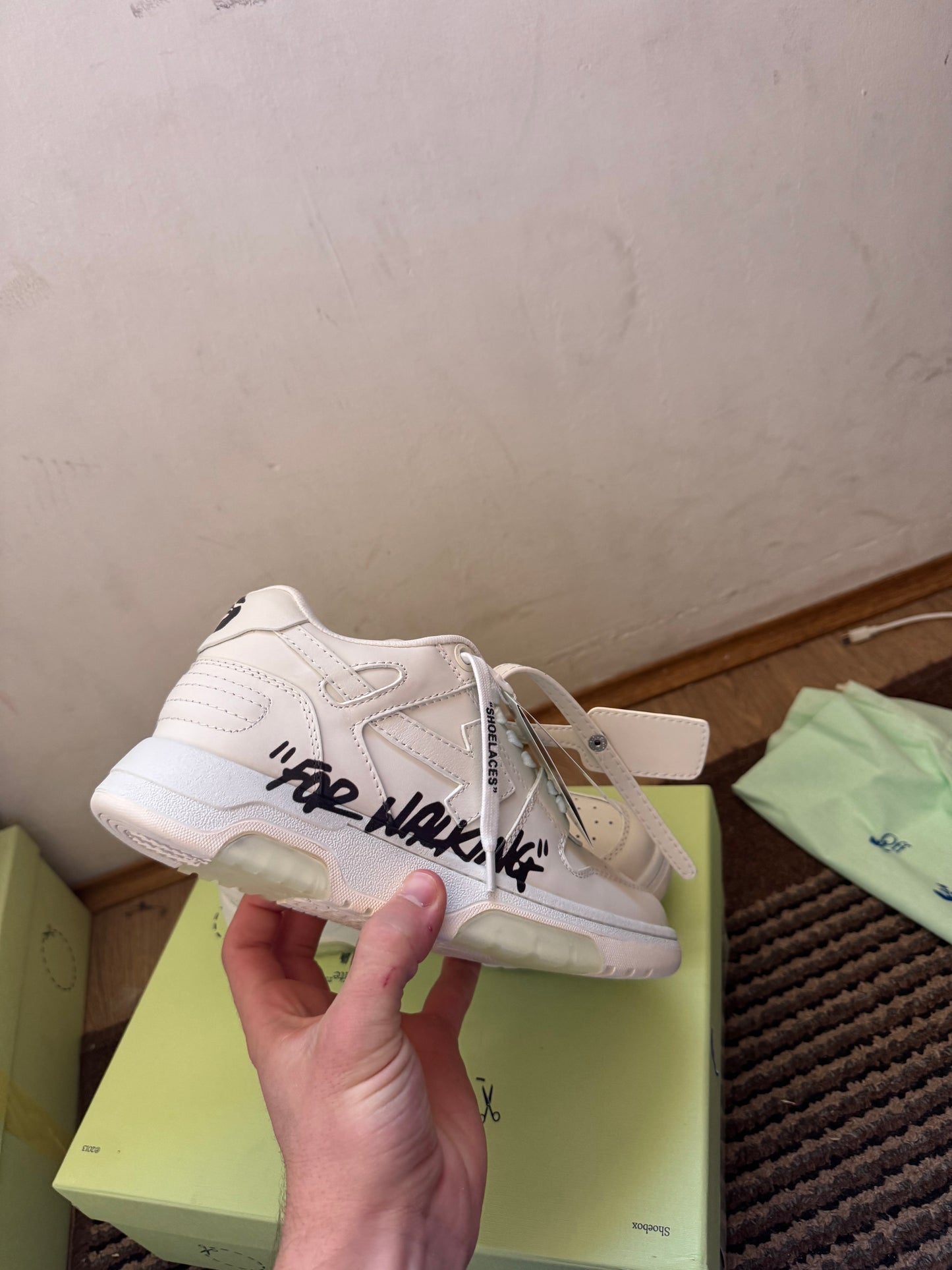 Off White Out of Office Broj 44(Odmah dostupno)