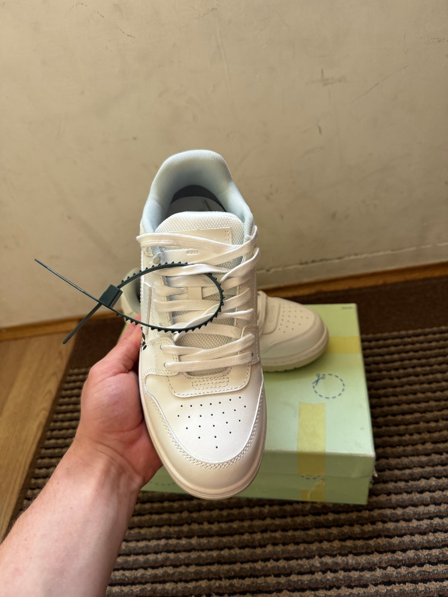 Off White Out of Office Broj 40(Odmah dostupno)