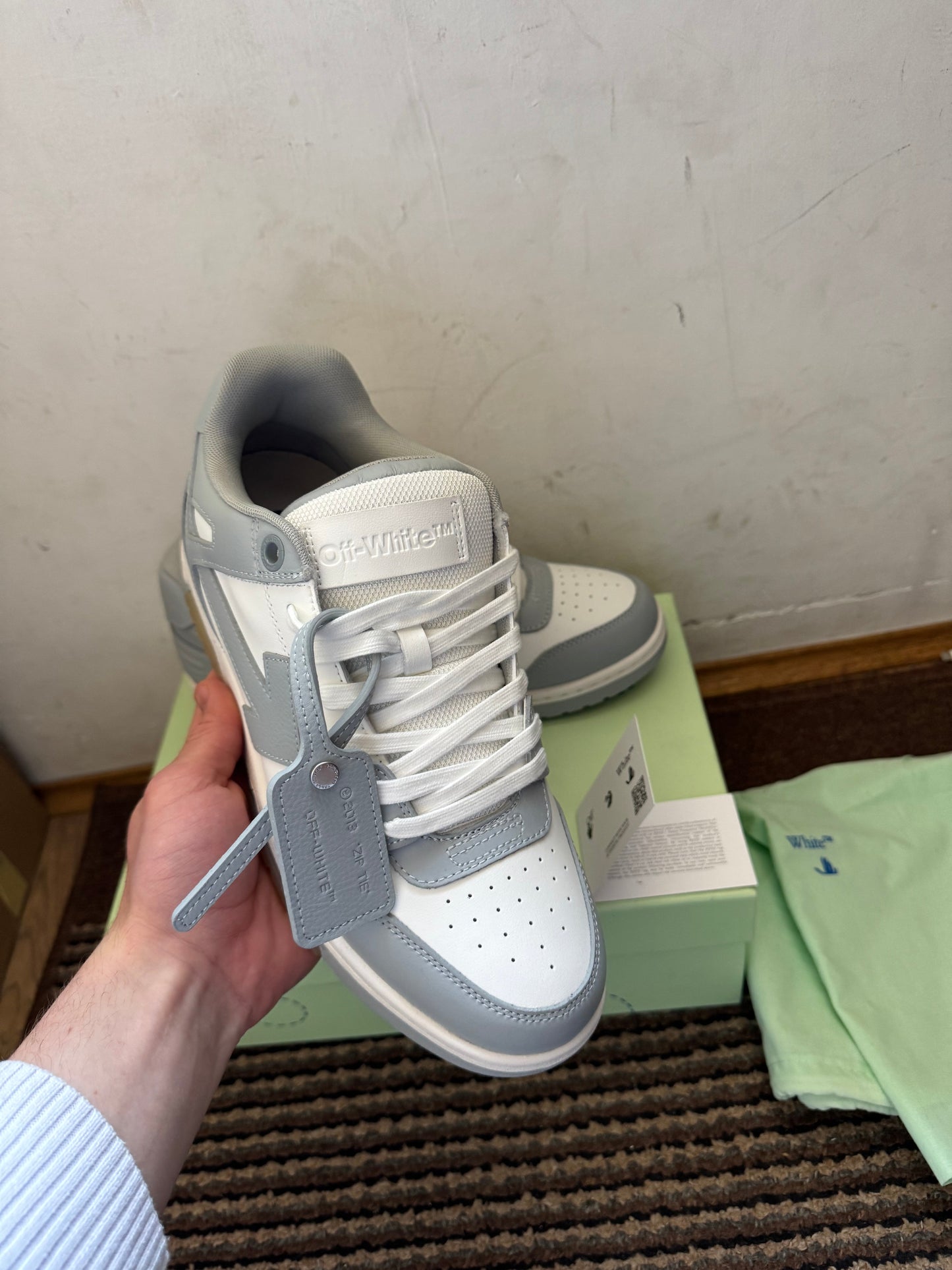 Off White Out of Office Broj 44(Odmah dostupno)