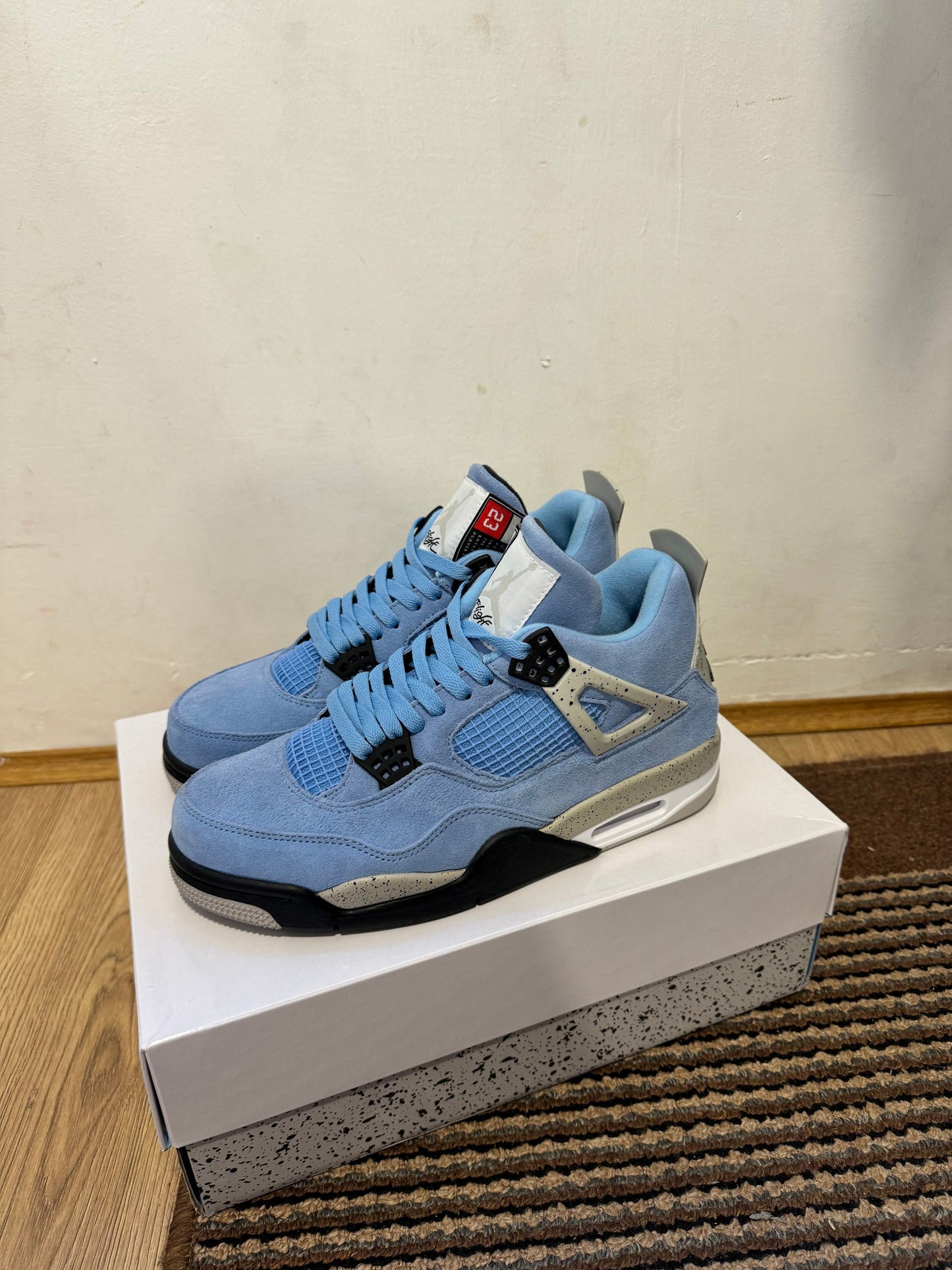 Jordan 4 University Blue Broj 39(Odmah dostupno)