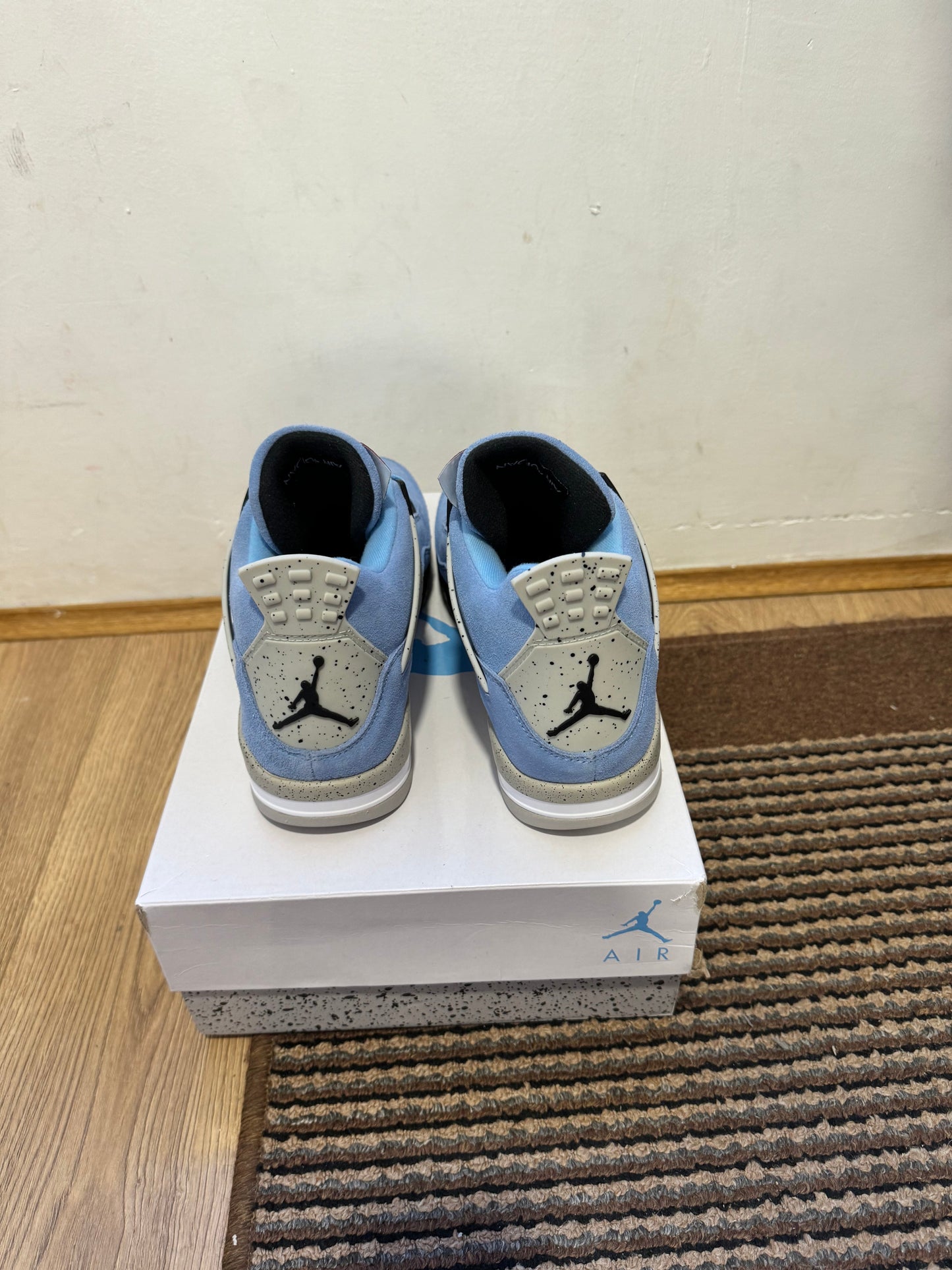 Jordan 4 University Blue Broj 39(Odmah dostupno)