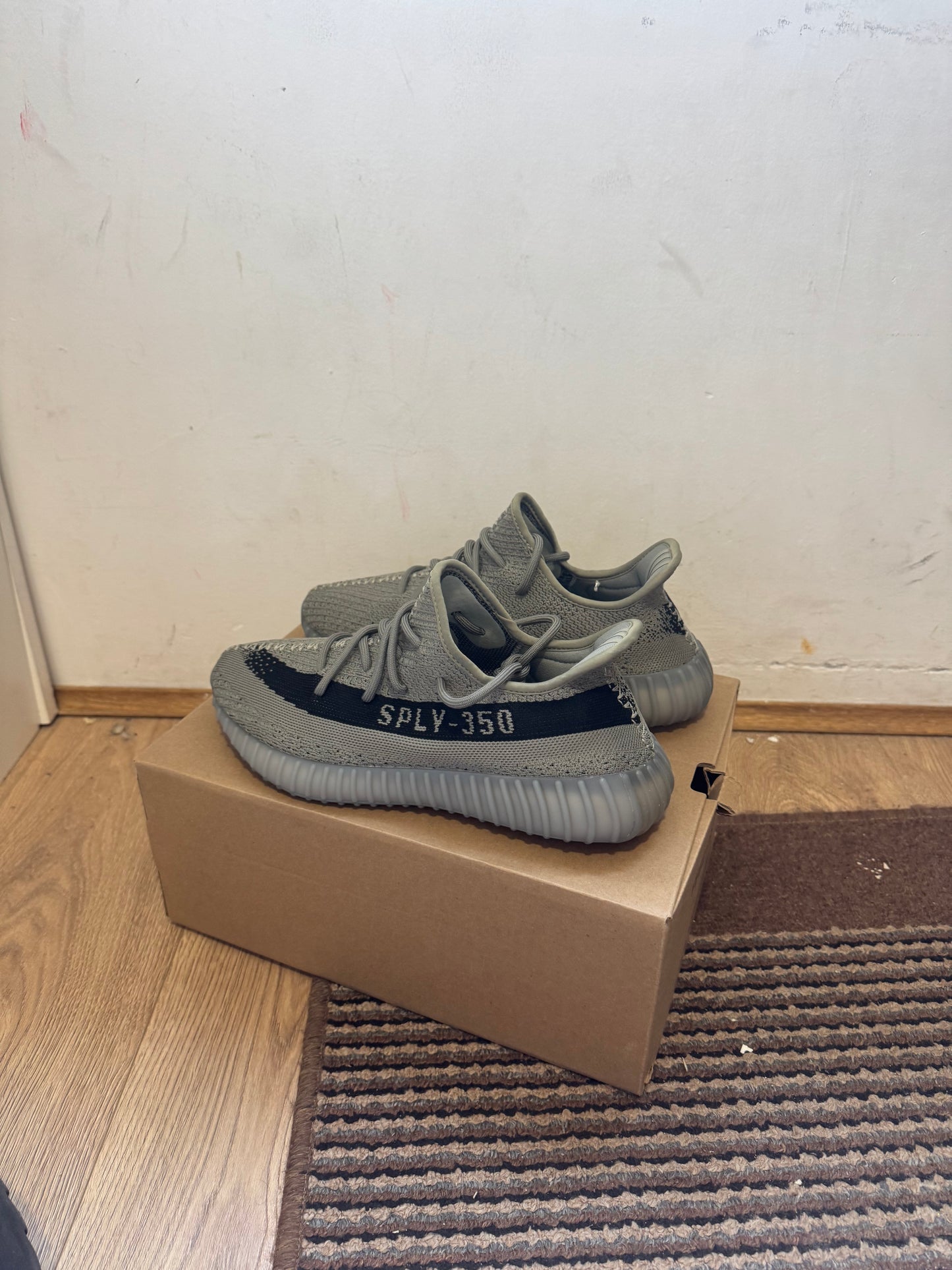 Yeezy Granit Broj 43(Odmah dostupno)